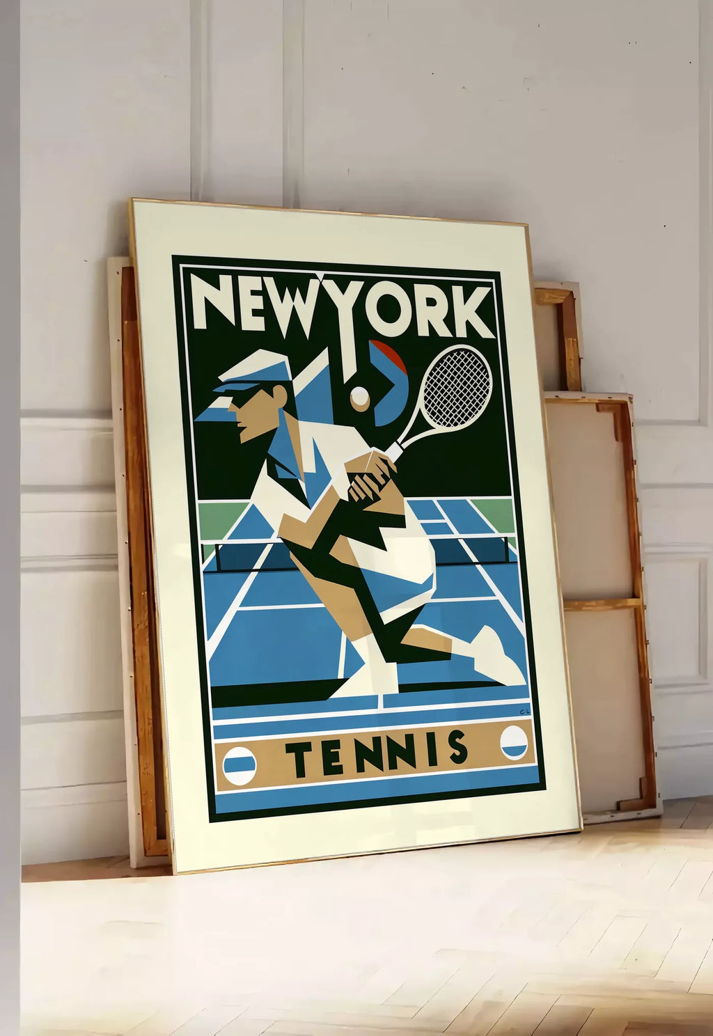 Tirage encadrable joueur de tennis cubiste en plein revers, posee au sol dans une entree lumineuse, contre un mur a panneaux blancs, a cote de chassis en bois empiles