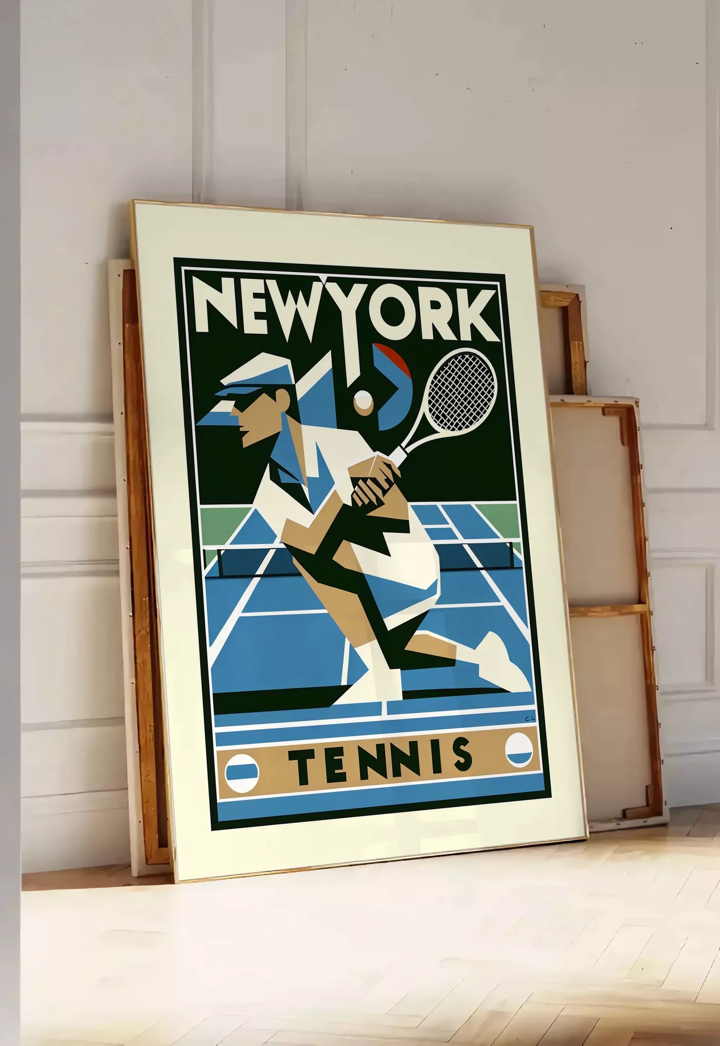 Tirage encadrable joueur de tennis cubiste en plein revers, posee au sol dans une entree lumineuse, contre un mur a panneaux blancs, a cote de chassis en bois empiles