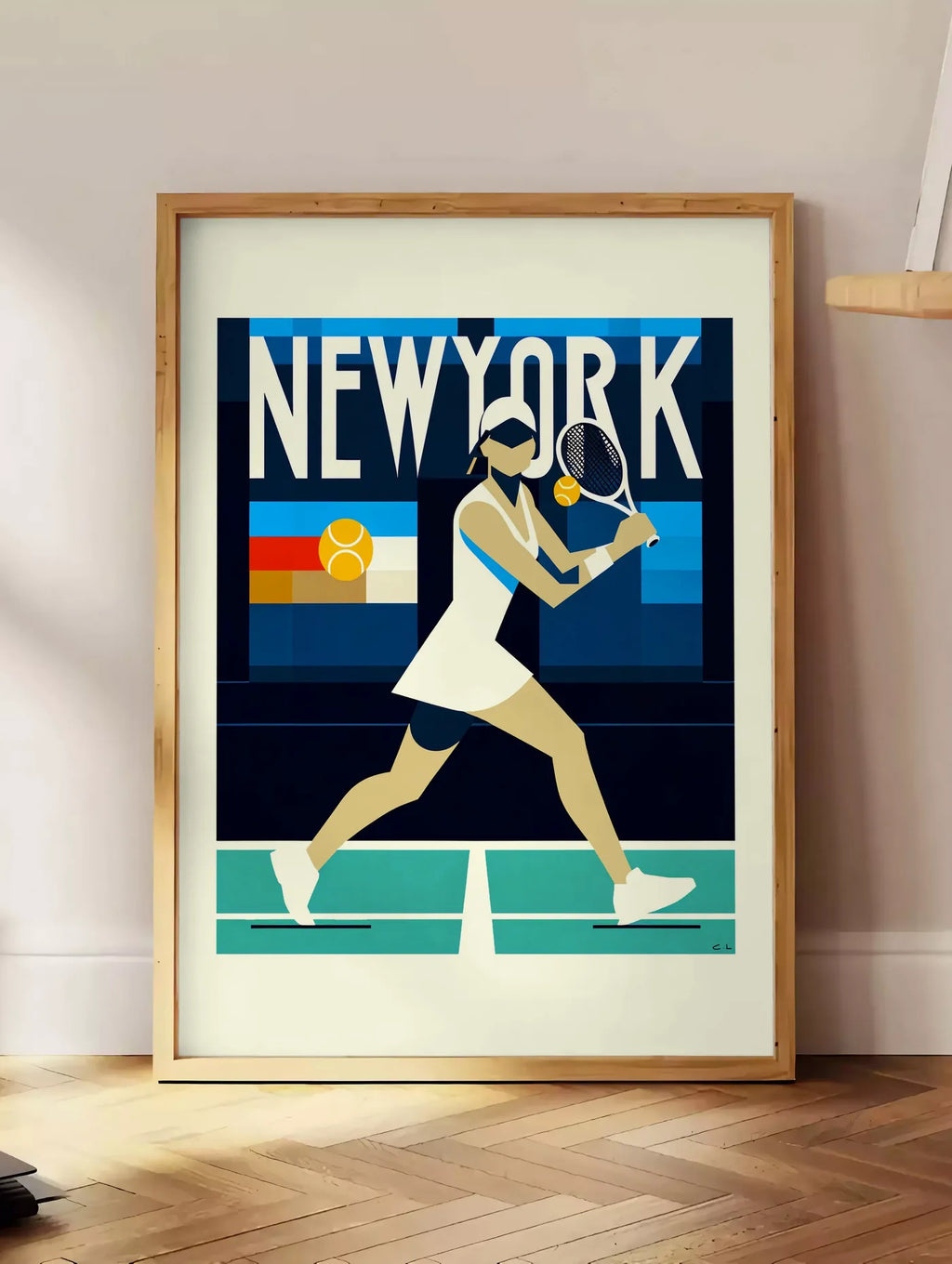 Estampe affiche tennis New York, posee au sol dans un coin salon, sur un parquet a chevrons, pres d'une table d'appoint en chene chargee de livres