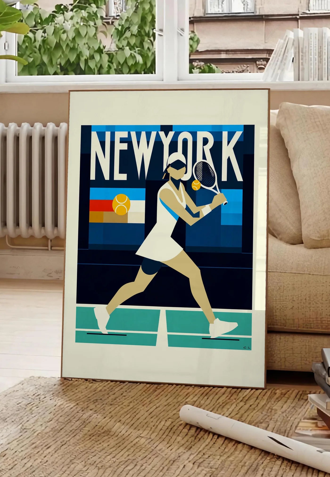 Poster affiche tennis New York, posee au sol dans un salon parisien, devant une grande fenetre donnant sur un immeuble haussmannien, entre un ficus et un canape creme