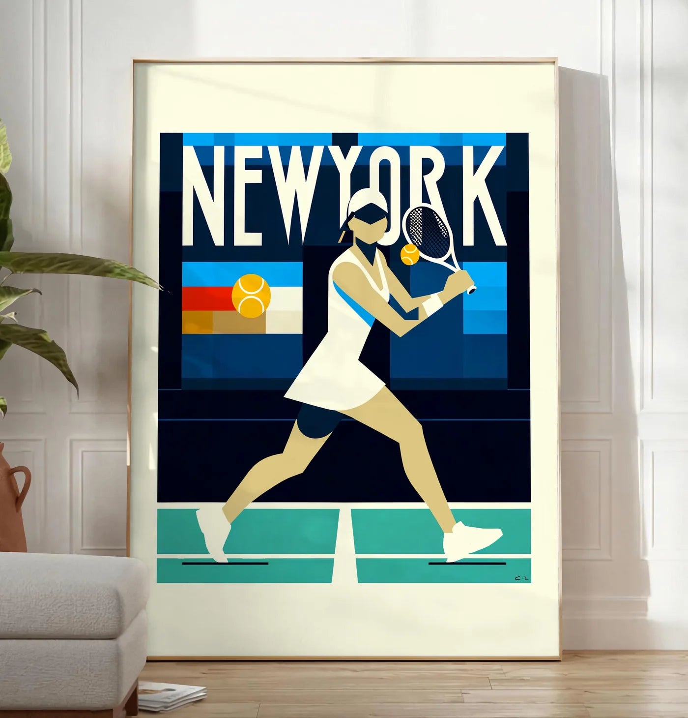 Reproduction affiche tennis New York, posee au sol dans un salon minimaliste clair, a cote d'un canape beige et d'une plante verte, sur un parquet clair