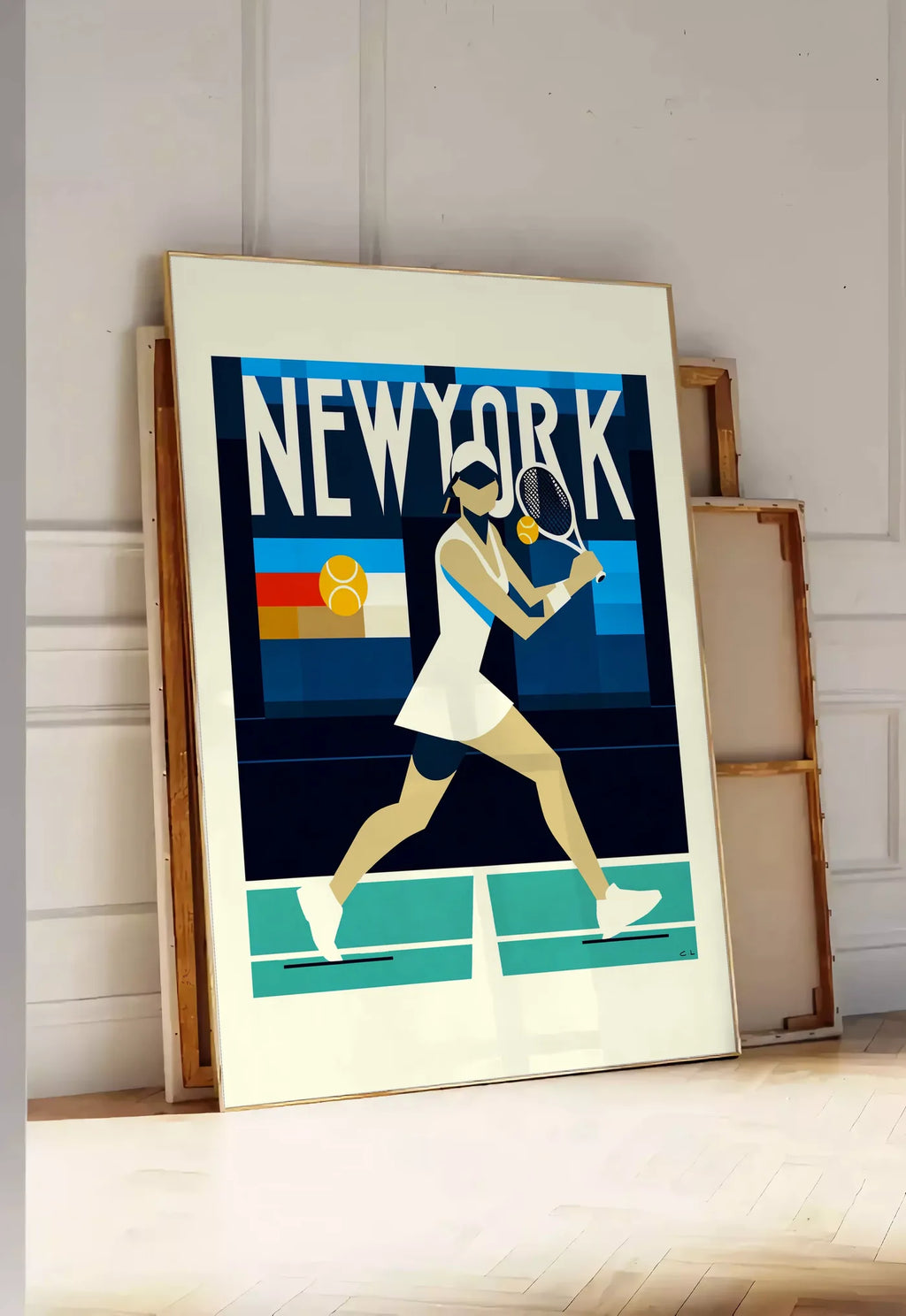 Tirage encadrable affiche tennis New York, posee au sol dans une entree lumineuse, contre un mur a panneaux blancs, a cote de chassis en bois empiles