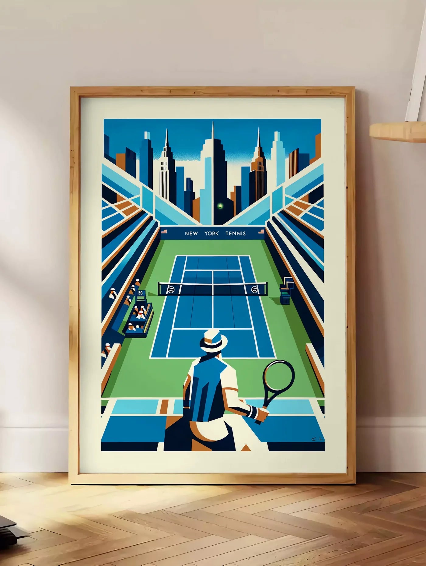 Estampe court de tennis bleu et joueur de dos, posee au sol dans un coin salon, sur un parquet a chevrons, pres d'une table d'appoint en chene chargee de livres