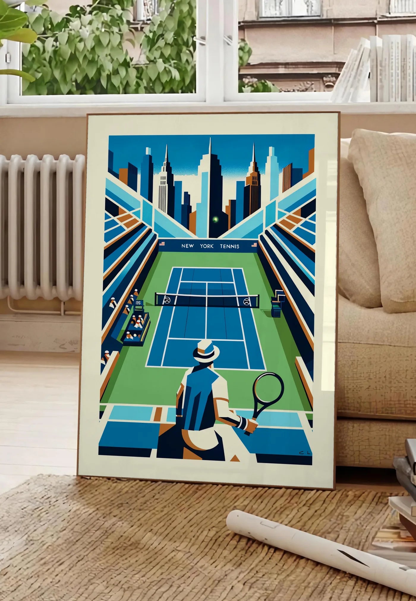 Poster court de tennis bleu et joueur de dos, posee au sol dans un salon parisien, devant une grande fenetre donnant sur un immeuble haussmannien, entre un ficus et un canape creme