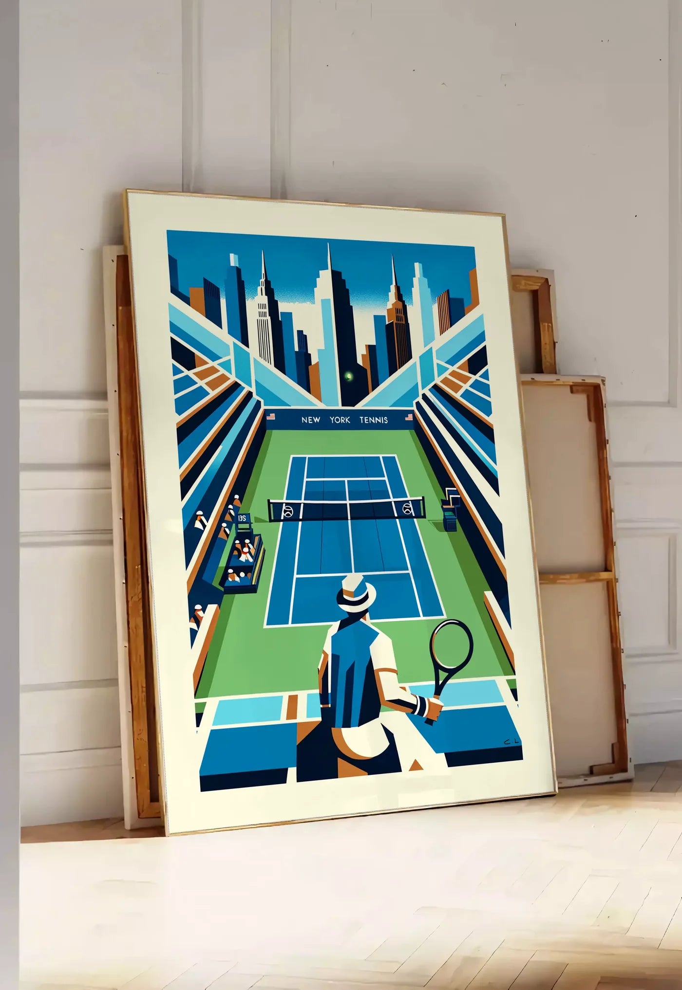 Tirage encadrable court de tennis bleu et joueur de dos, posee au sol dans une entree lumineuse, contre un mur a panneaux blancs, a cote de chassis en bois empiles