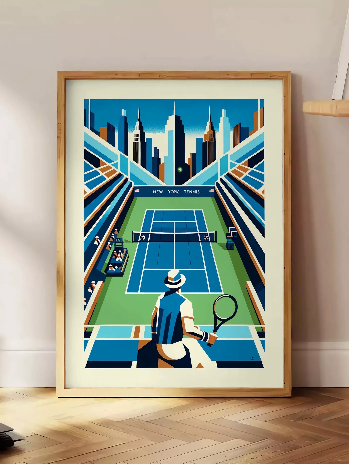 Estampe court de tennis de stade et joueur, posee au sol dans un coin salon, sur un parquet a chevrons, pres d'une table d'appoint en chene chargee de livres