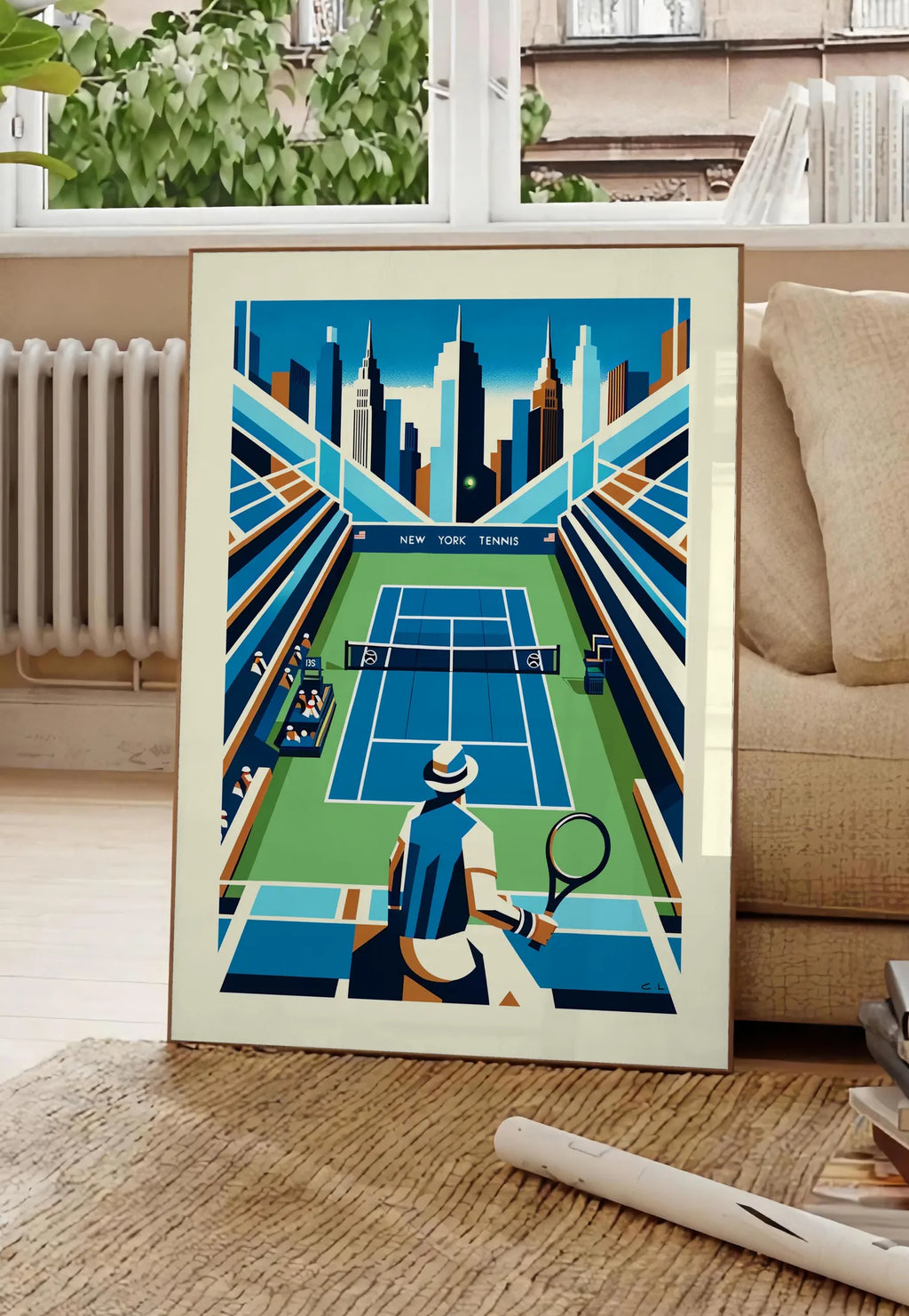 Poster court de tennis de stade et joueur, posee au sol dans un salon parisien, devant une grande fenetre donnant sur un immeuble haussmannien, entre un ficus et un canape creme