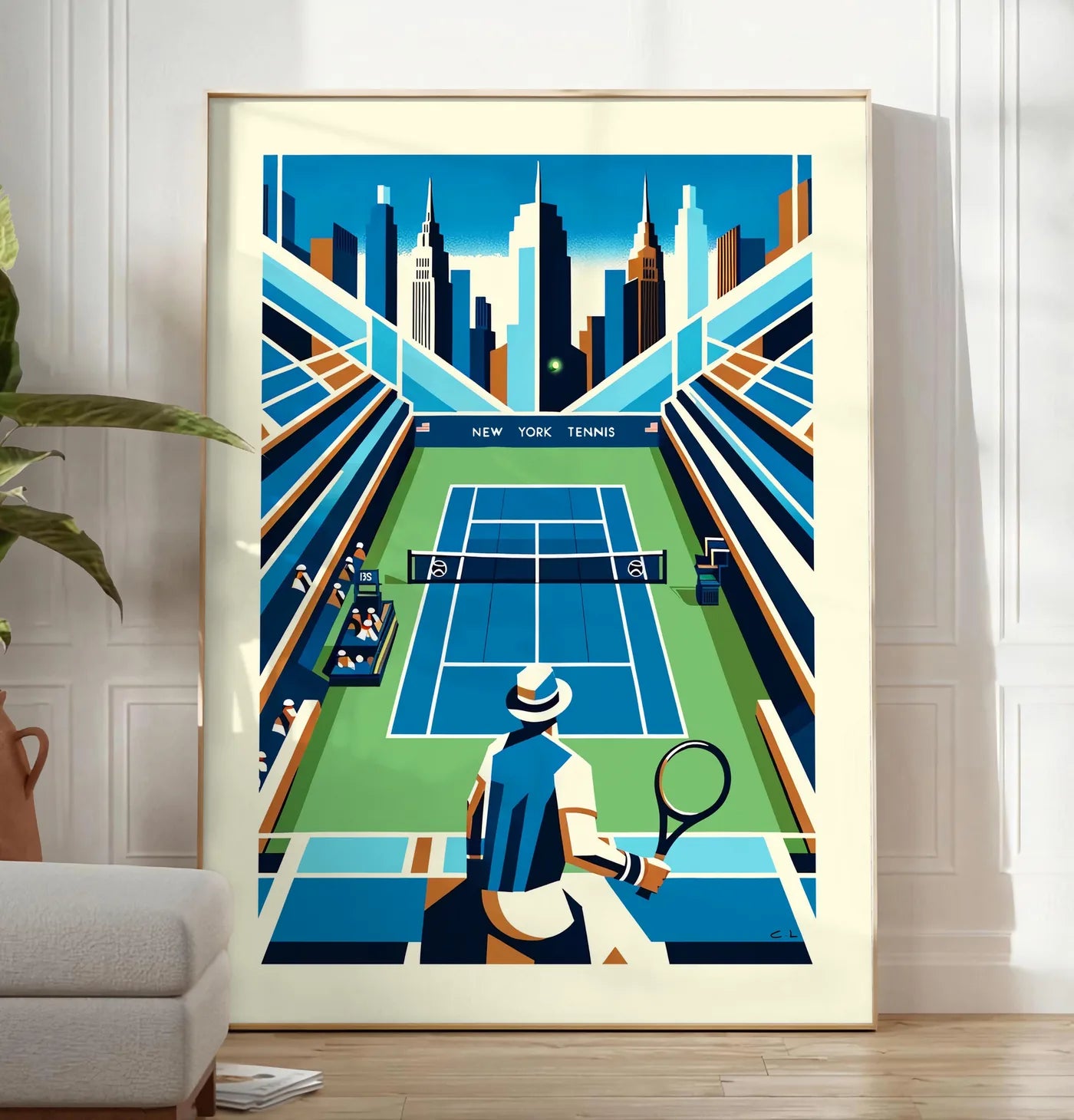 Reproduction court de tennis de stade et joueur, posee au sol dans un salon minimaliste clair, a cote d'un canape beige et d'une plante verte, sur un parquet clair