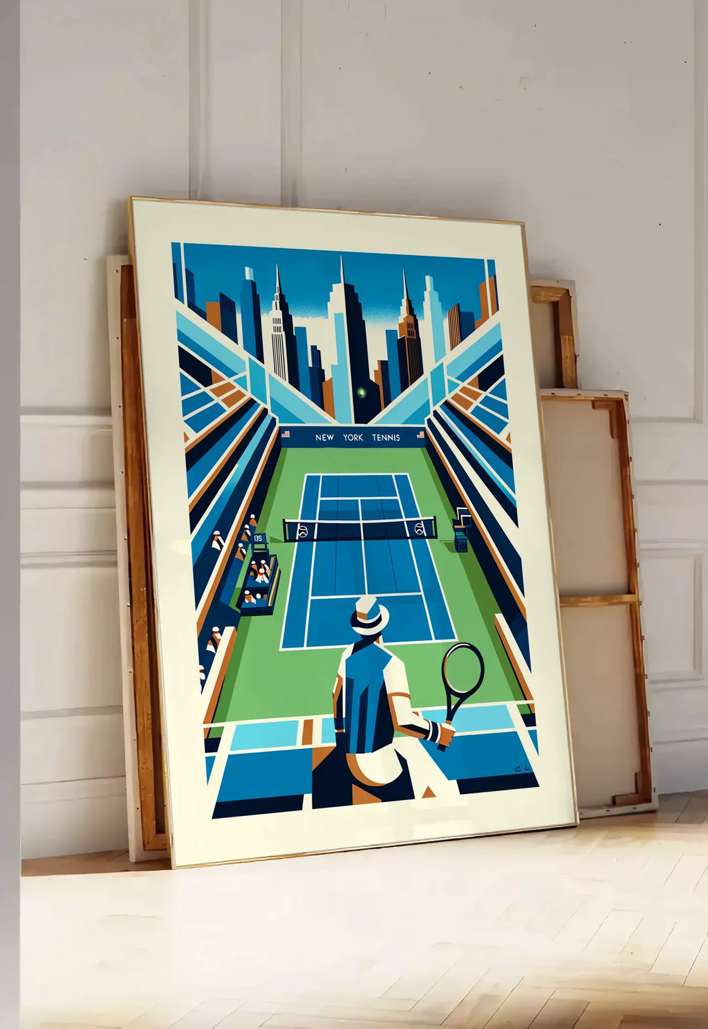 Tirage encadrable court de tennis de stade et joueur, posee au sol dans une entree lumineuse, contre un mur a panneaux blancs, a cote de chassis en bois empiles
