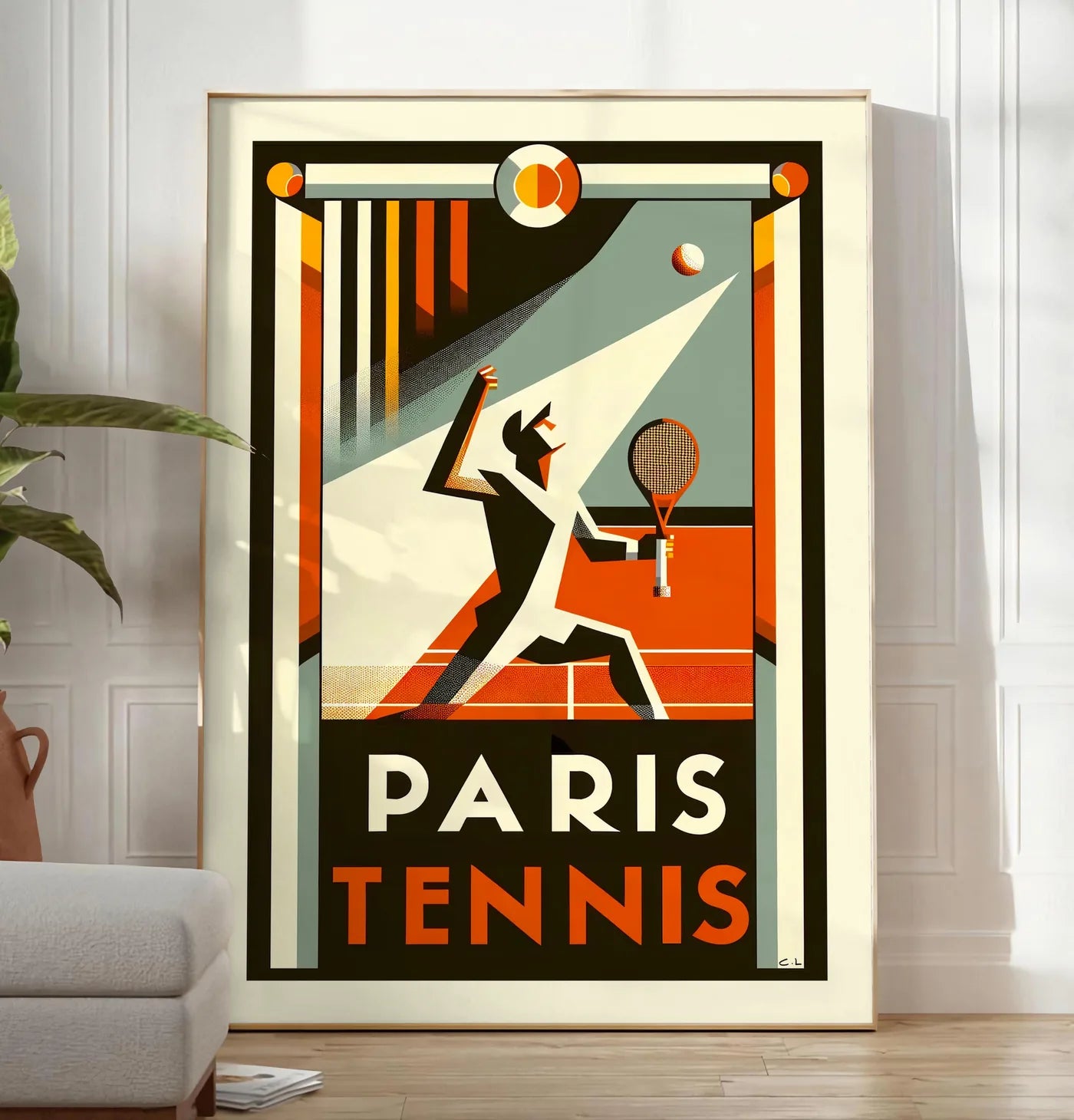 Reproduction affiche tennis Paris Art Deco, posee au sol dans un salon minimaliste clair, a cote d'un canape beige et d'une plante verte, sur un parquet clair