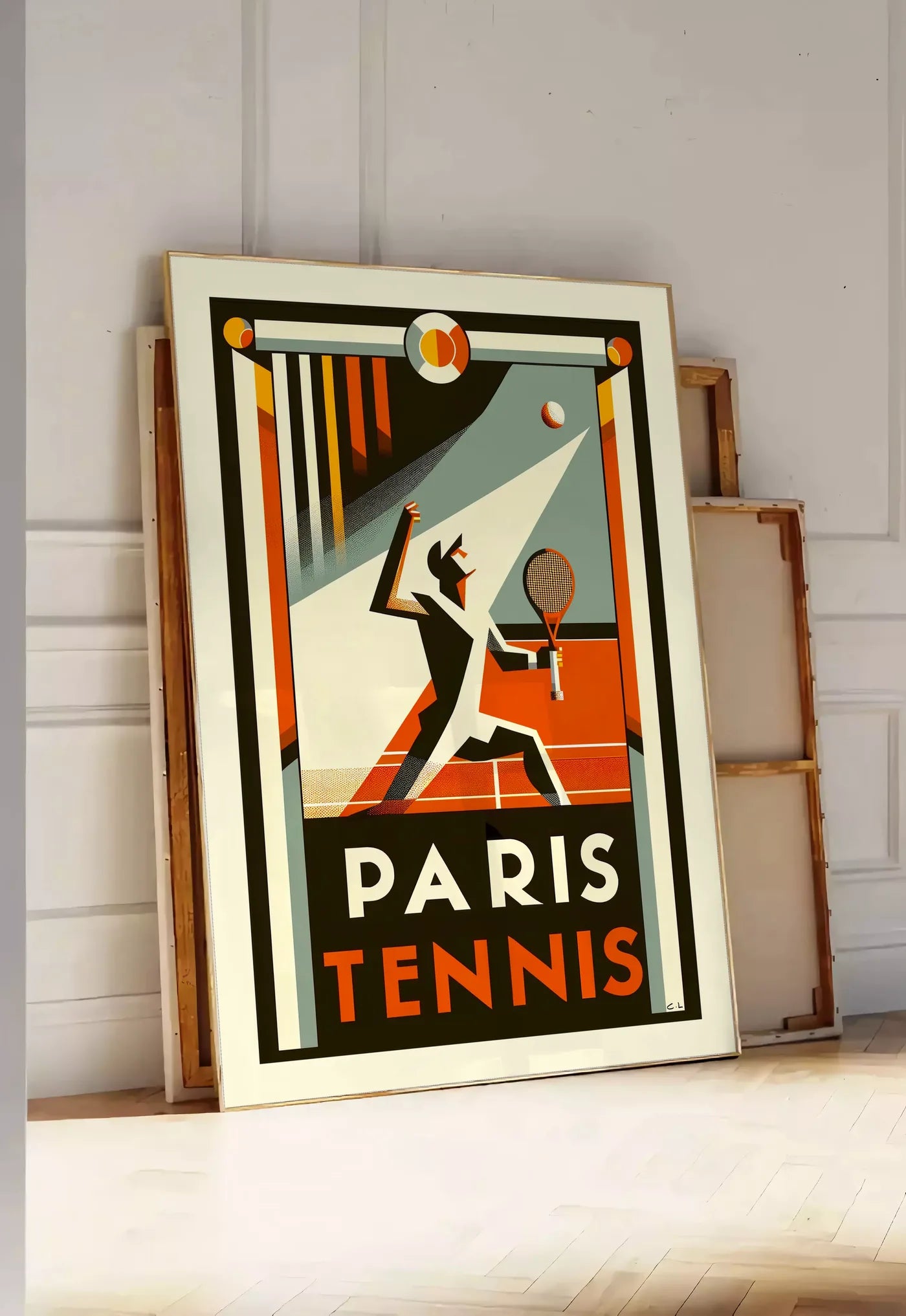 Tirage encadrable affiche tennis Paris Art Deco, posee au sol dans une entree lumineuse, contre un mur a panneaux blancs, a cote de chassis en bois empiles