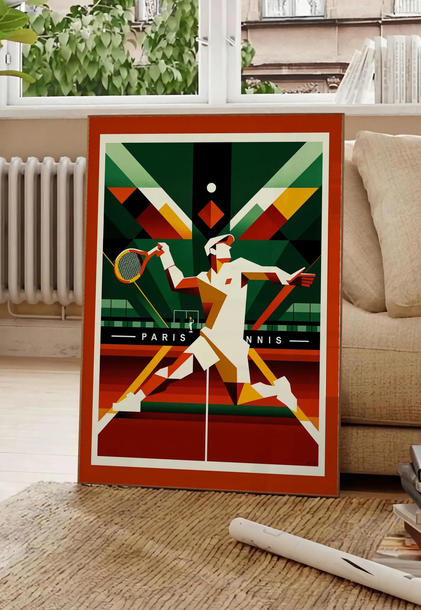 Poster joueur de tennis cubiste a la raquette, posee au sol dans un salon parisien, devant une grande fenetre donnant sur un immeuble haussmannien, entre un ficus et un canape creme