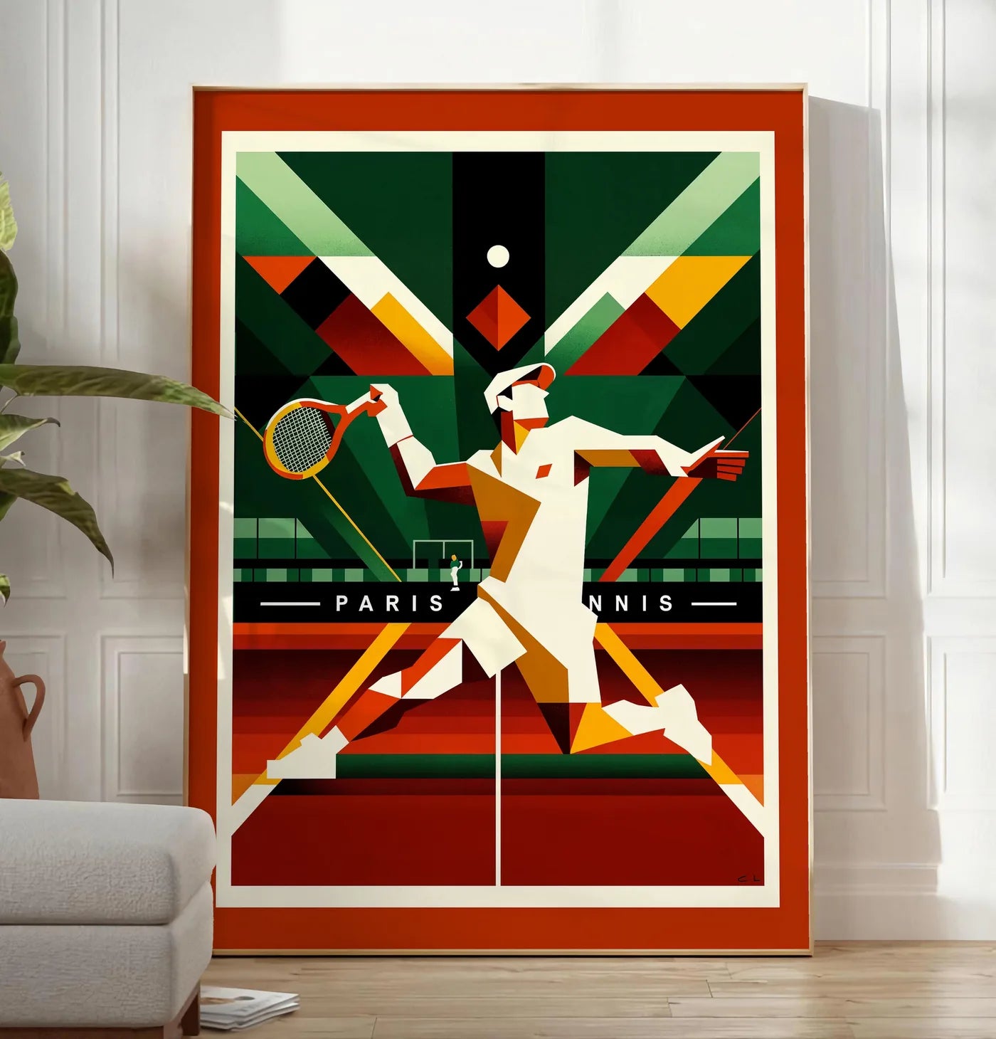 Reproduction joueur de tennis cubiste a la raquette, posee au sol dans un salon minimaliste clair, a cote d'un canape beige et d'une plante verte, sur un parquet clair