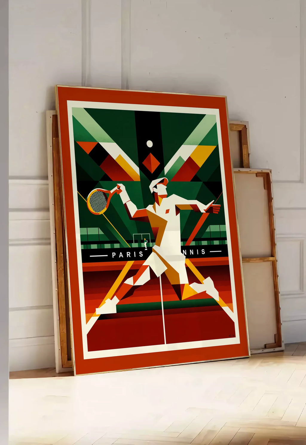 Tirage encadrable joueur de tennis cubiste a la raquette, posee au sol dans une entree lumineuse, contre un mur a panneaux blancs, a cote de chassis en bois empiles