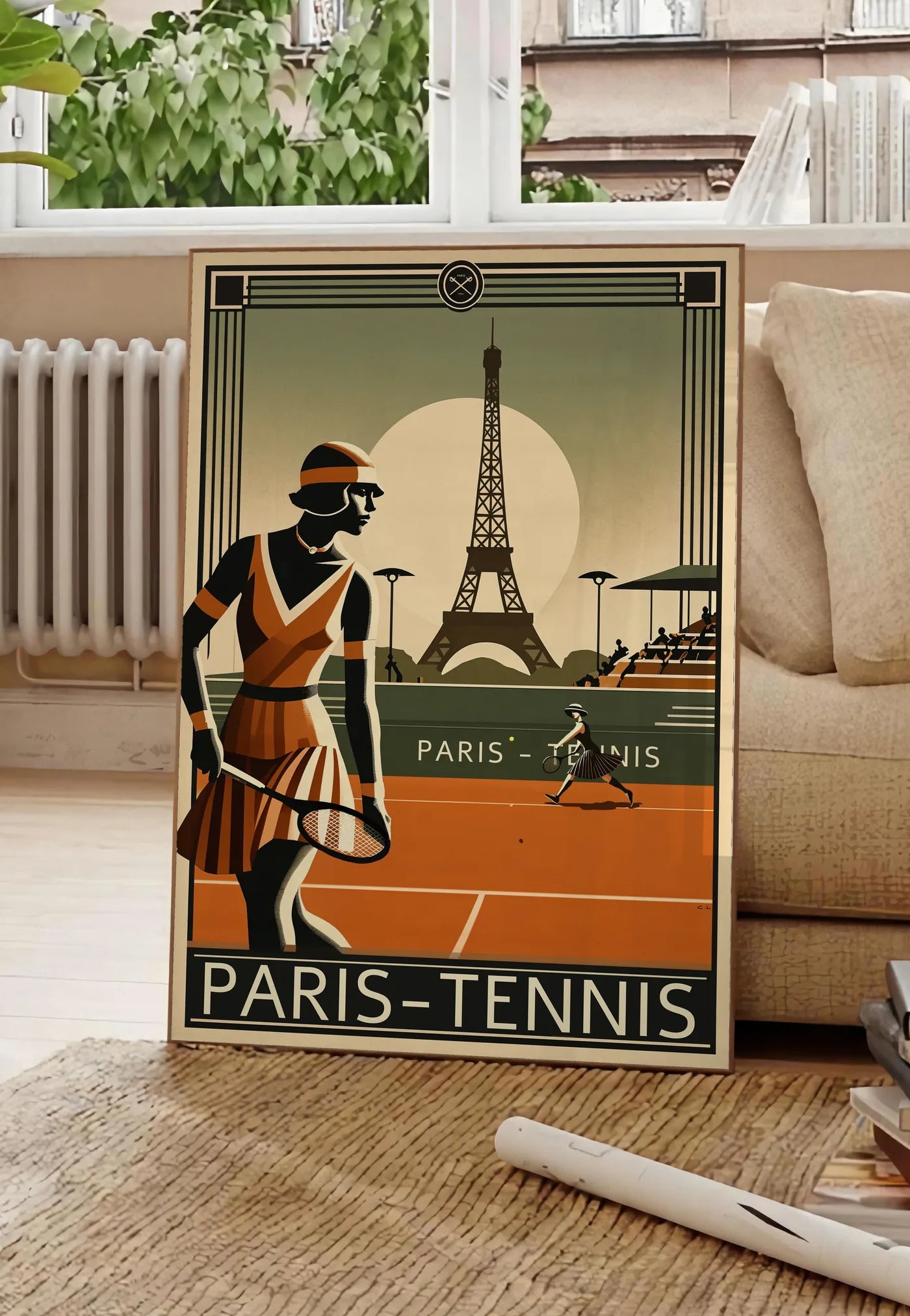 Poster joueuse de tennis 1920 et raquette, posee au sol dans un salon parisien, devant une grande fenetre donnant sur un immeuble haussmannien, entre un ficus et un canape creme