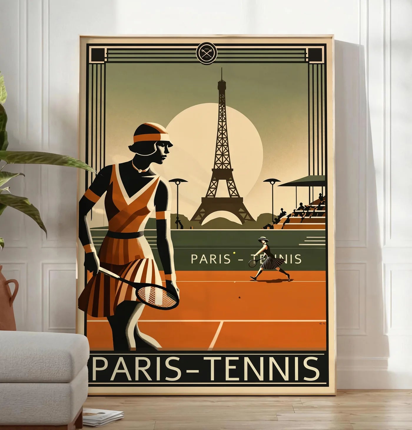 Reproduction joueuse de tennis 1920 et raquette, posee au sol dans un salon minimaliste clair, a cote d'un canape beige et d'une plante verte, sur un parquet clair