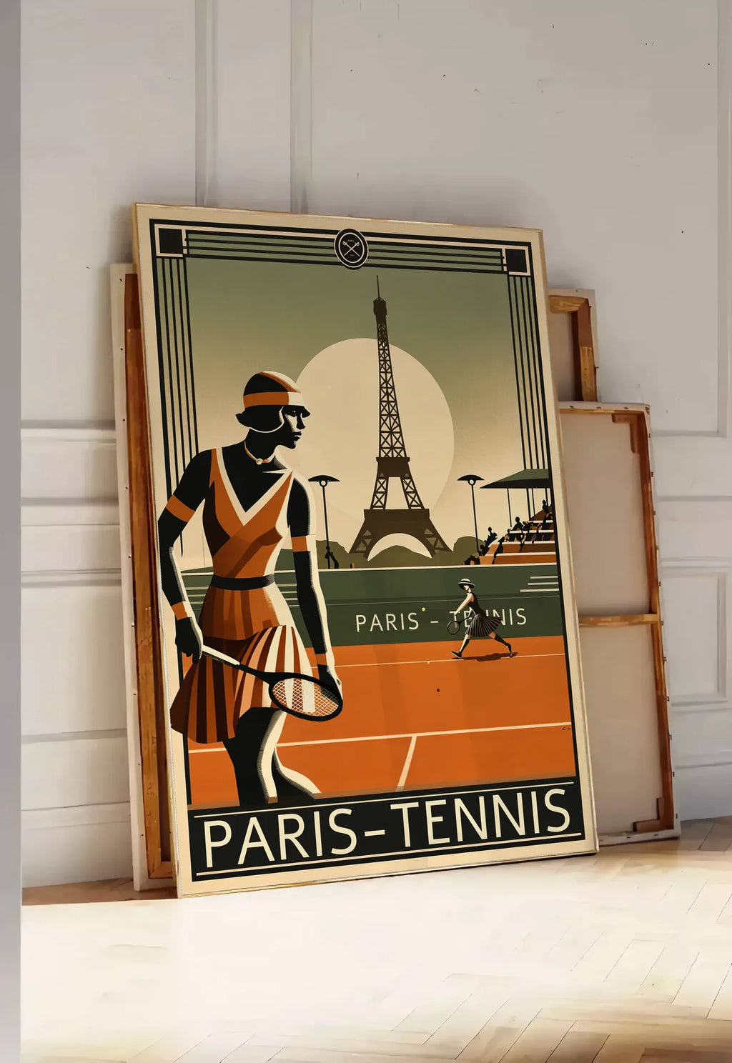 Tirage encadrable joueuse de tennis 1920 et raquette, posee au sol dans une entree lumineuse, contre un mur a panneaux blancs, a cote de chassis en bois empiles