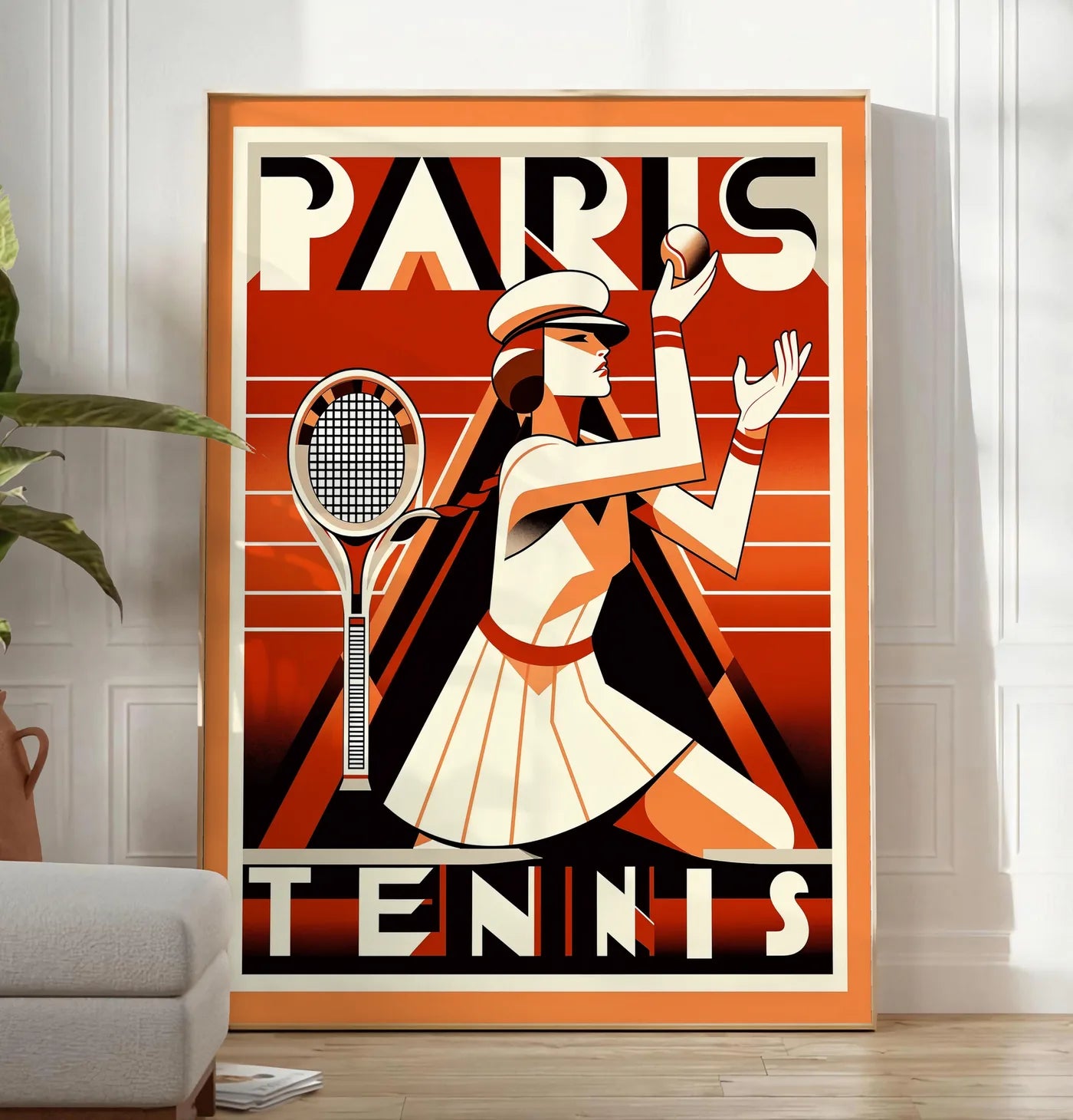 Reproduction joueuse de tennis au service avec raquette, posee au sol dans un salon minimaliste clair, a cote d'un canape beige et d'une plante verte, sur un parquet clair