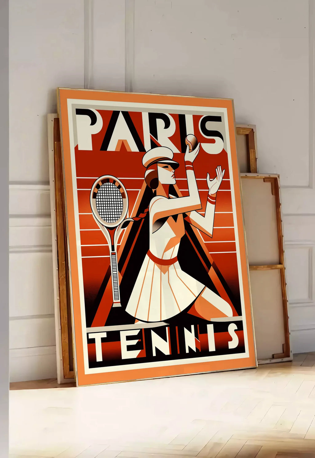 Tirage encadrable joueuse de tennis au service avec raquette, posee au sol dans une entree lumineuse, contre un mur a panneaux blancs, a cote de chassis en bois empiles