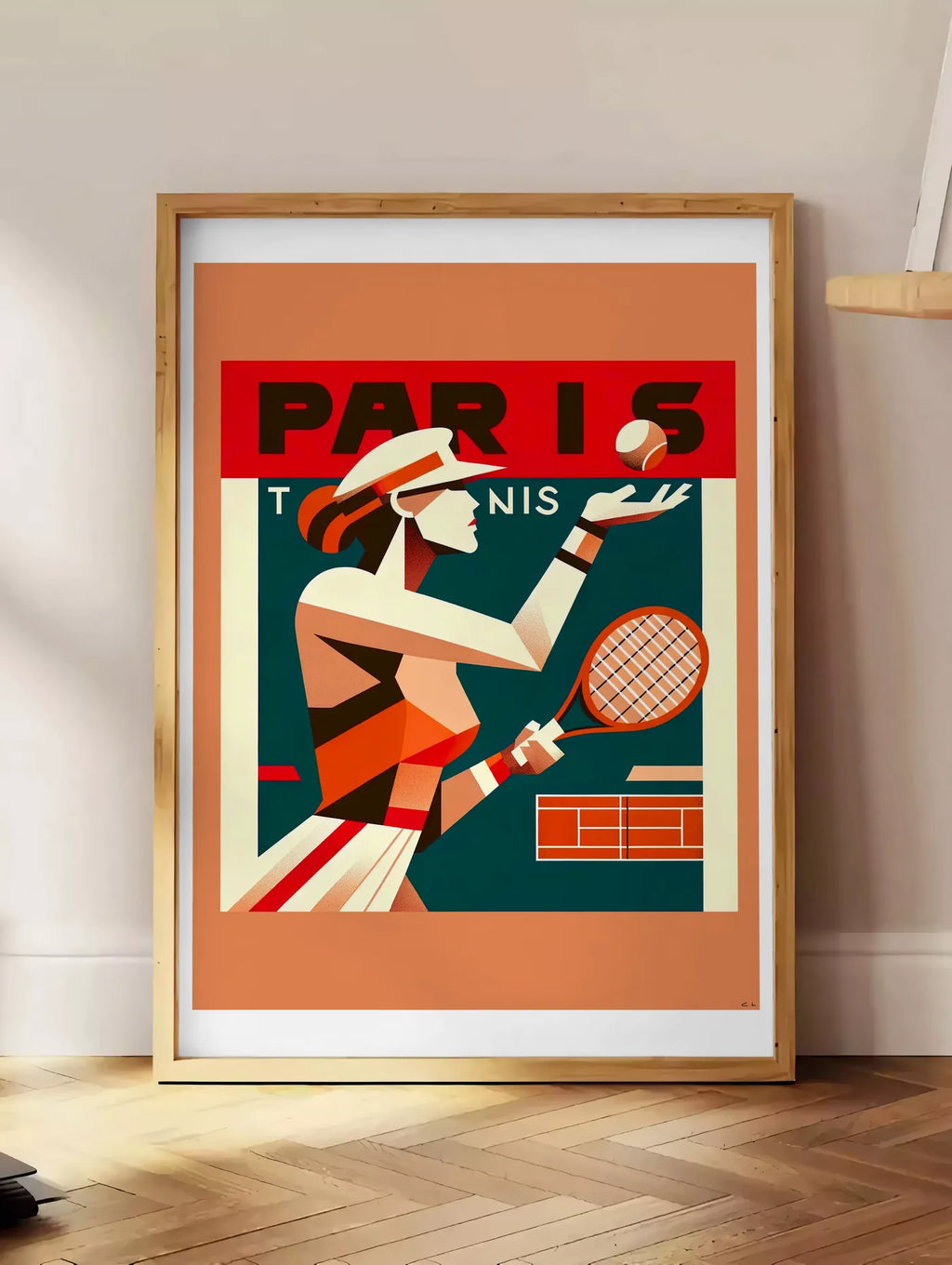 Estampe affiche tennis Paris cubiste, posee au sol dans un coin salon, sur un parquet a chevrons, pres d'une table d'appoint en chene chargee de livres