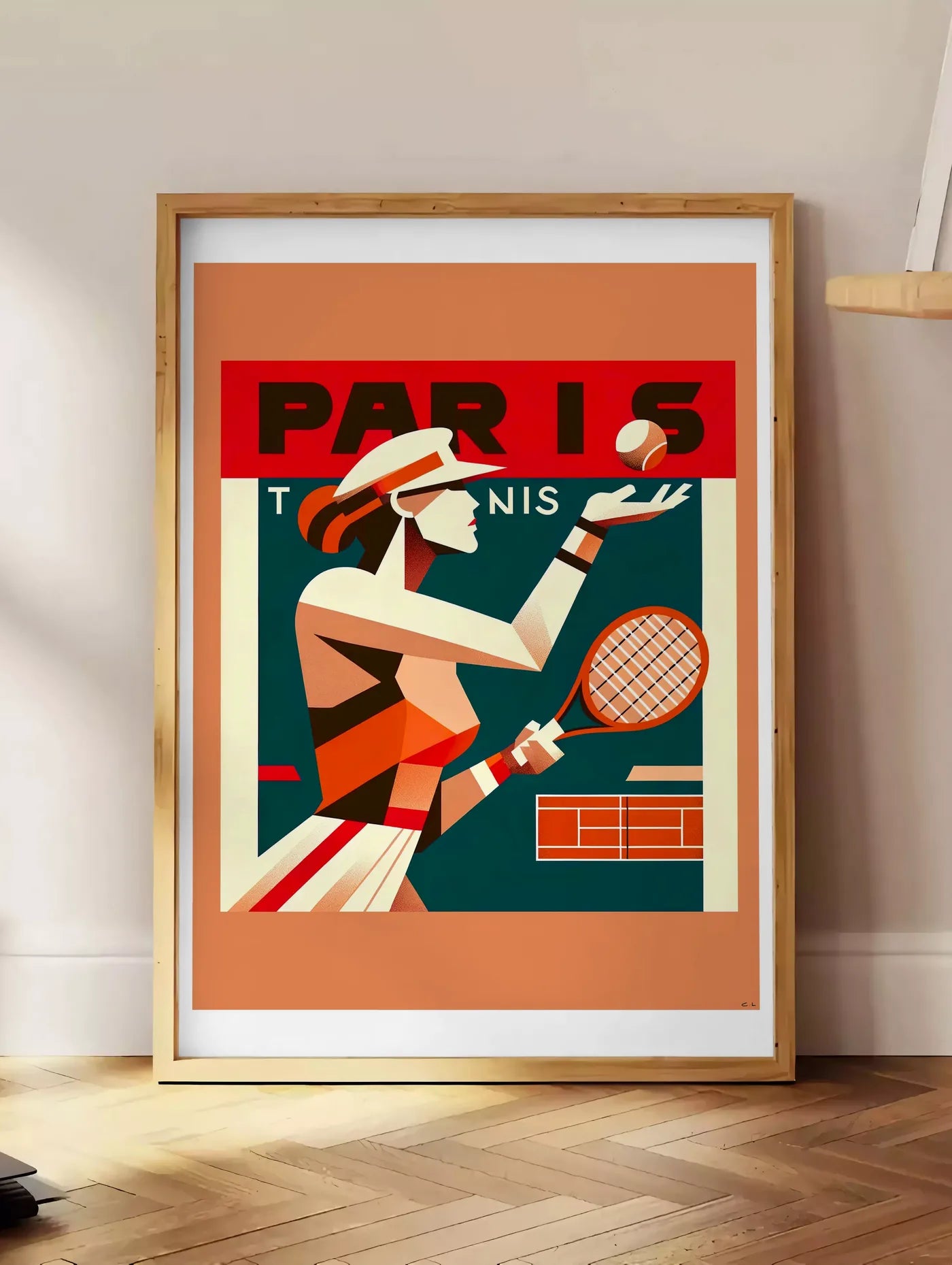 Estampe affiche tennis Paris cubiste, posee au sol dans un coin salon, sur un parquet a chevrons, pres d'une table d'appoint en chene chargee de livres