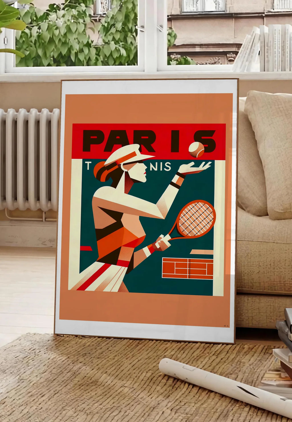 Poster affiche tennis Paris cubiste, posee au sol dans un salon parisien, devant une grande fenetre donnant sur un immeuble haussmannien, entre un ficus et un canape creme