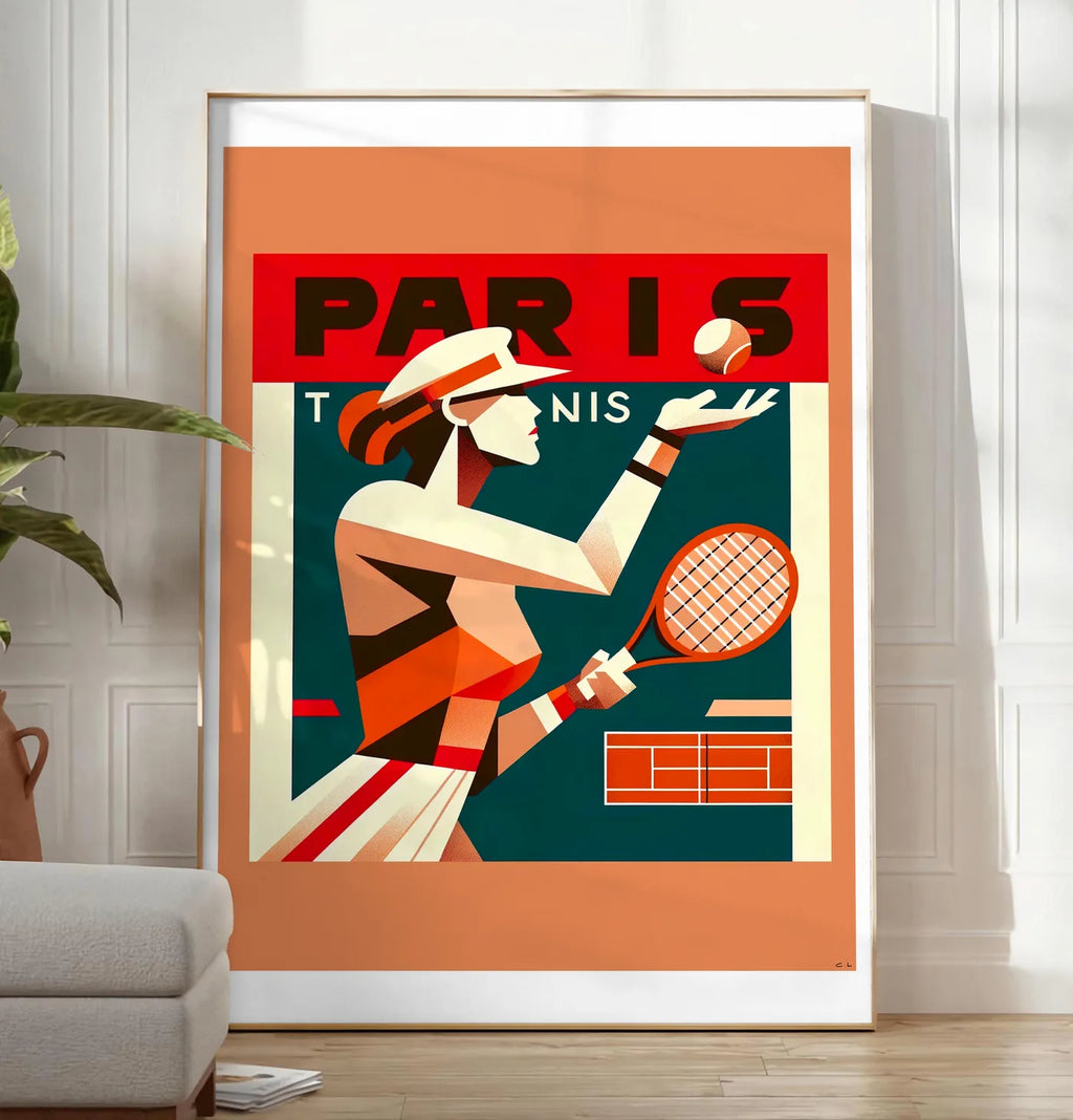 Reproduction affiche tennis Paris cubiste, posee au sol dans un salon minimaliste clair, a cote d'un canape beige et d'une plante verte, sur un parquet clair