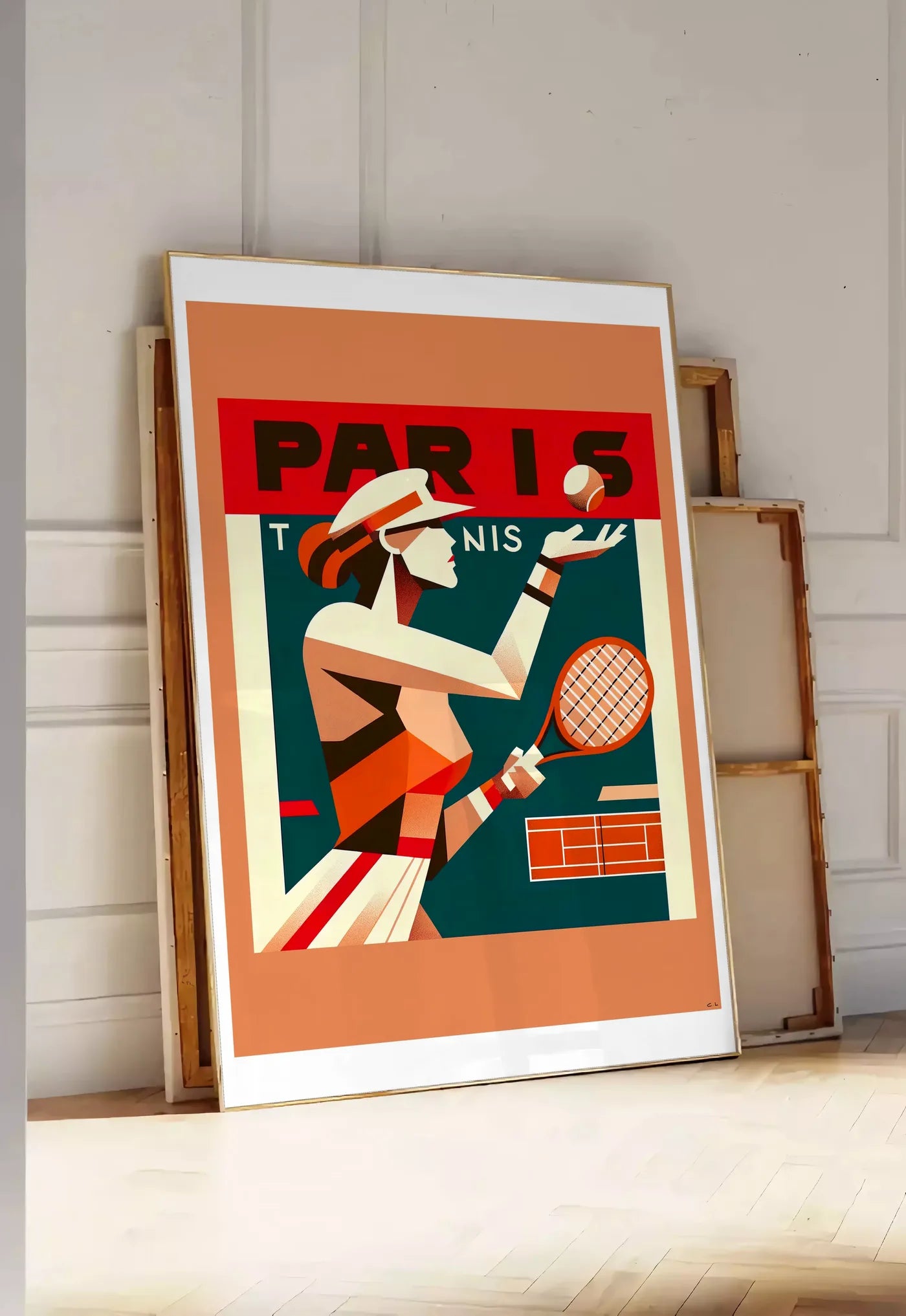 Tirage encadrable affiche tennis Paris cubiste, posee au sol dans une entree lumineuse, contre un mur a panneaux blancs, a cote de chassis en bois empiles