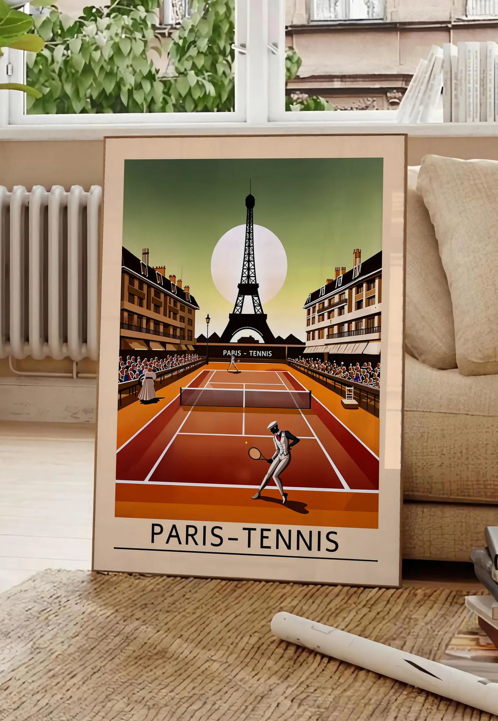 Poster joueur de tennis sur terre battue, posee au sol dans un salon parisien, devant une grande fenetre donnant sur un immeuble haussmannien, entre un ficus et un canape creme