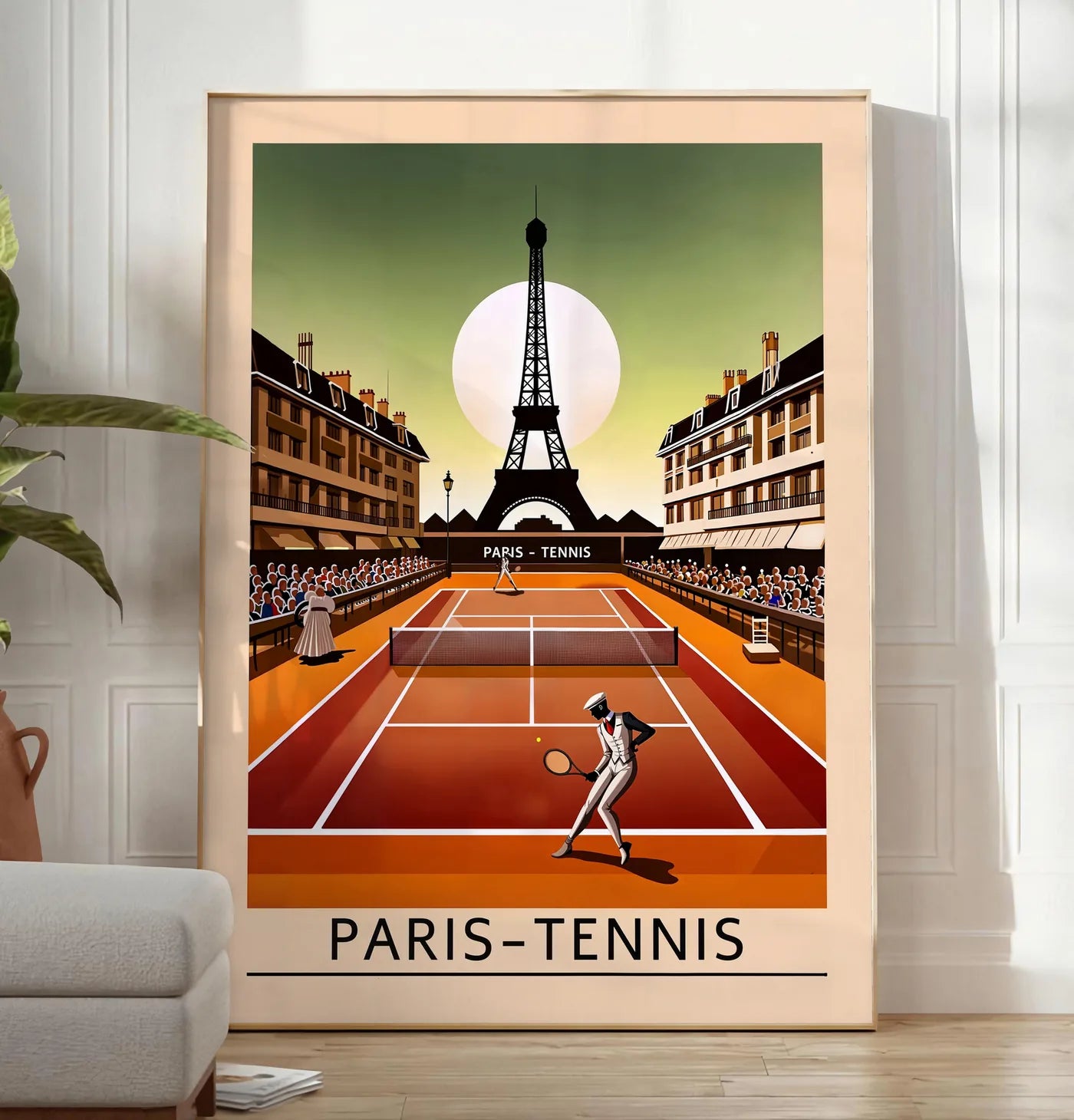 Reproduction joueur de tennis sur terre battue, posee au sol dans un salon minimaliste clair, a cote d'un canape beige et d'une plante verte, sur un parquet clair