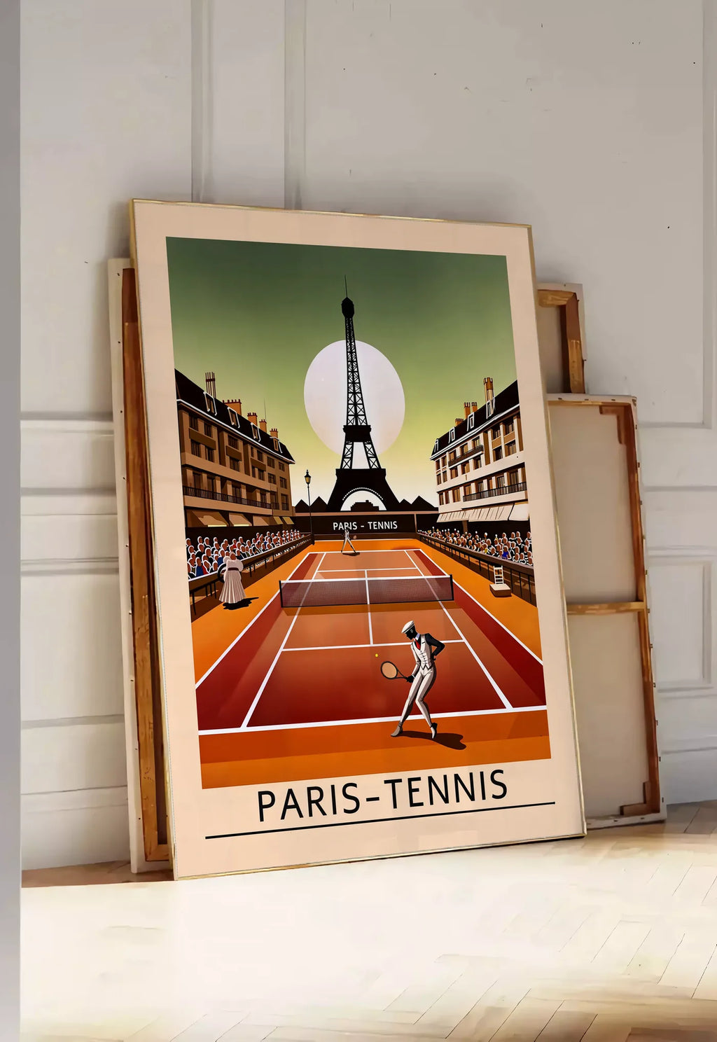 Tirage encadrable joueur de tennis sur terre battue, posee au sol dans une entree lumineuse, contre un mur a panneaux blancs, a cote de chassis en bois empiles