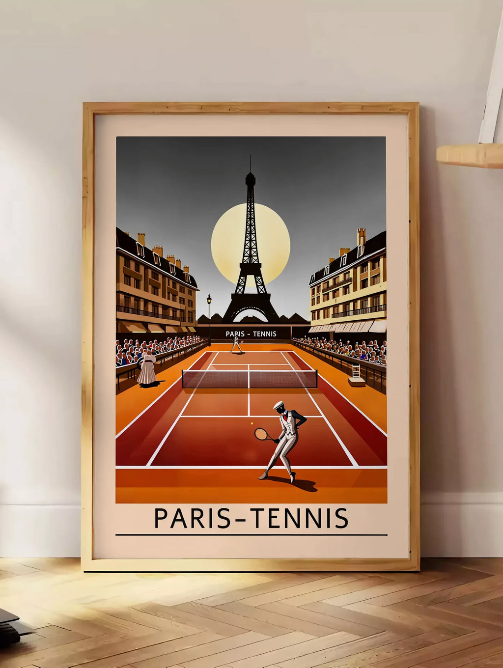 Estampe joueur de tennis sur terre battue, posee au sol dans un coin salon, sur un parquet a chevrons, pres d'une table d'appoint en chene chargee de livres