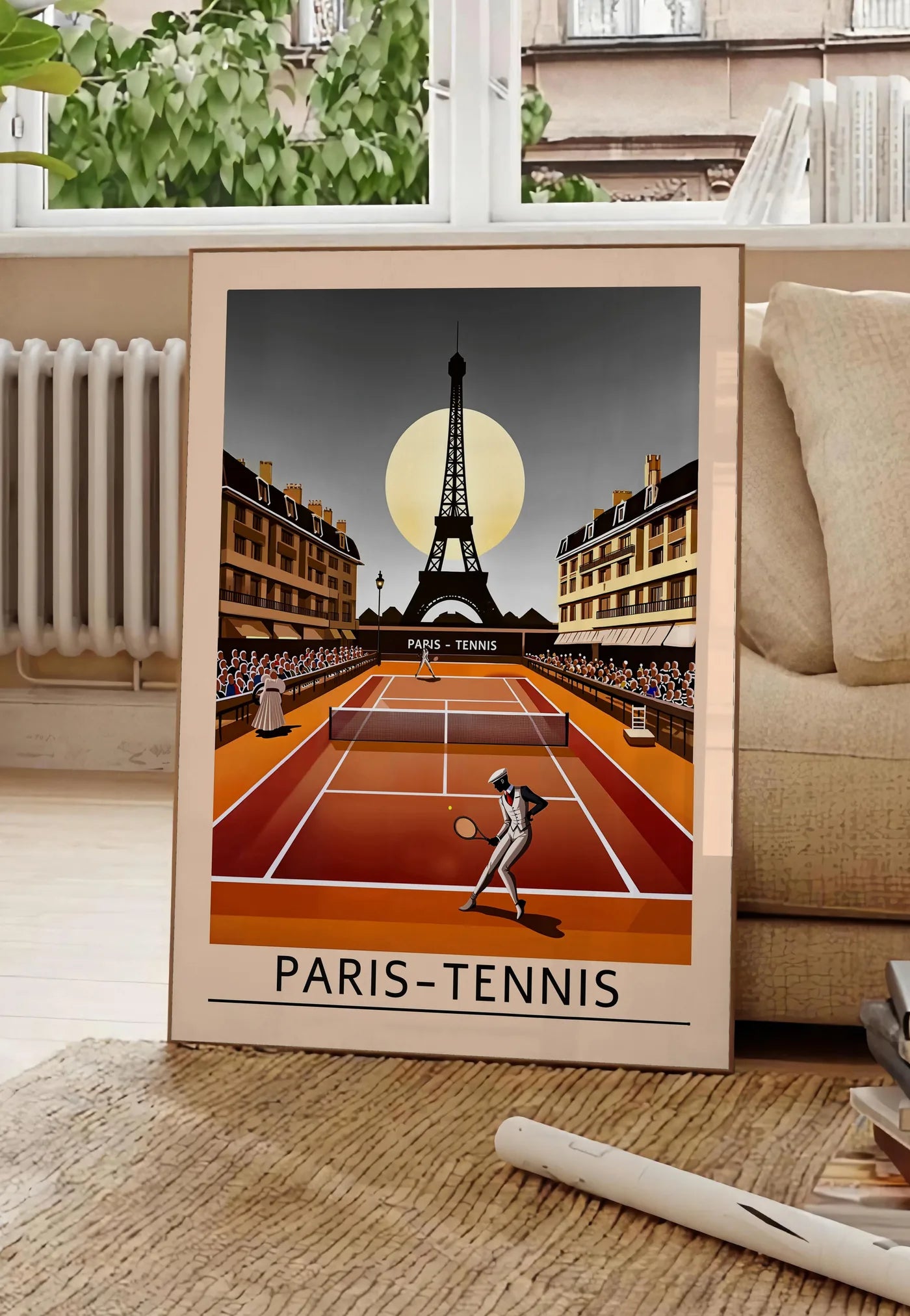 Poster joueur de tennis sur terre battue, posee au sol dans un salon parisien, devant une grande fenetre donnant sur un immeuble haussmannien, entre un ficus et un canape creme