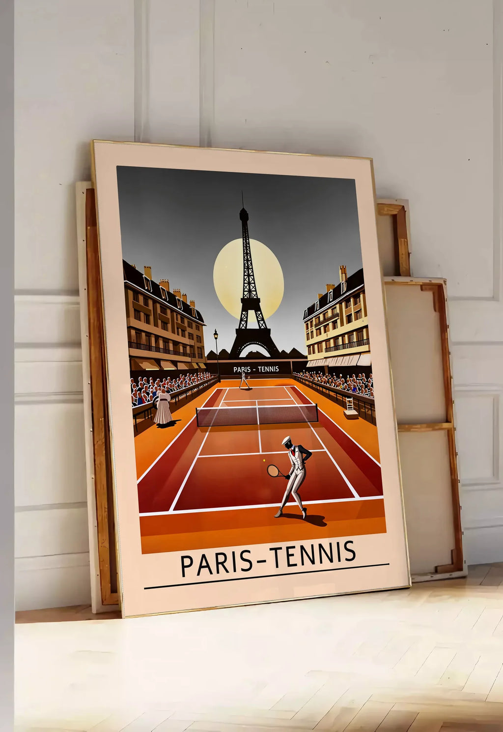 Tirage encadrable joueur de tennis sur terre battue, posee au sol dans une entree lumineuse, contre un mur a panneaux blancs, a cote de chassis en bois empiles