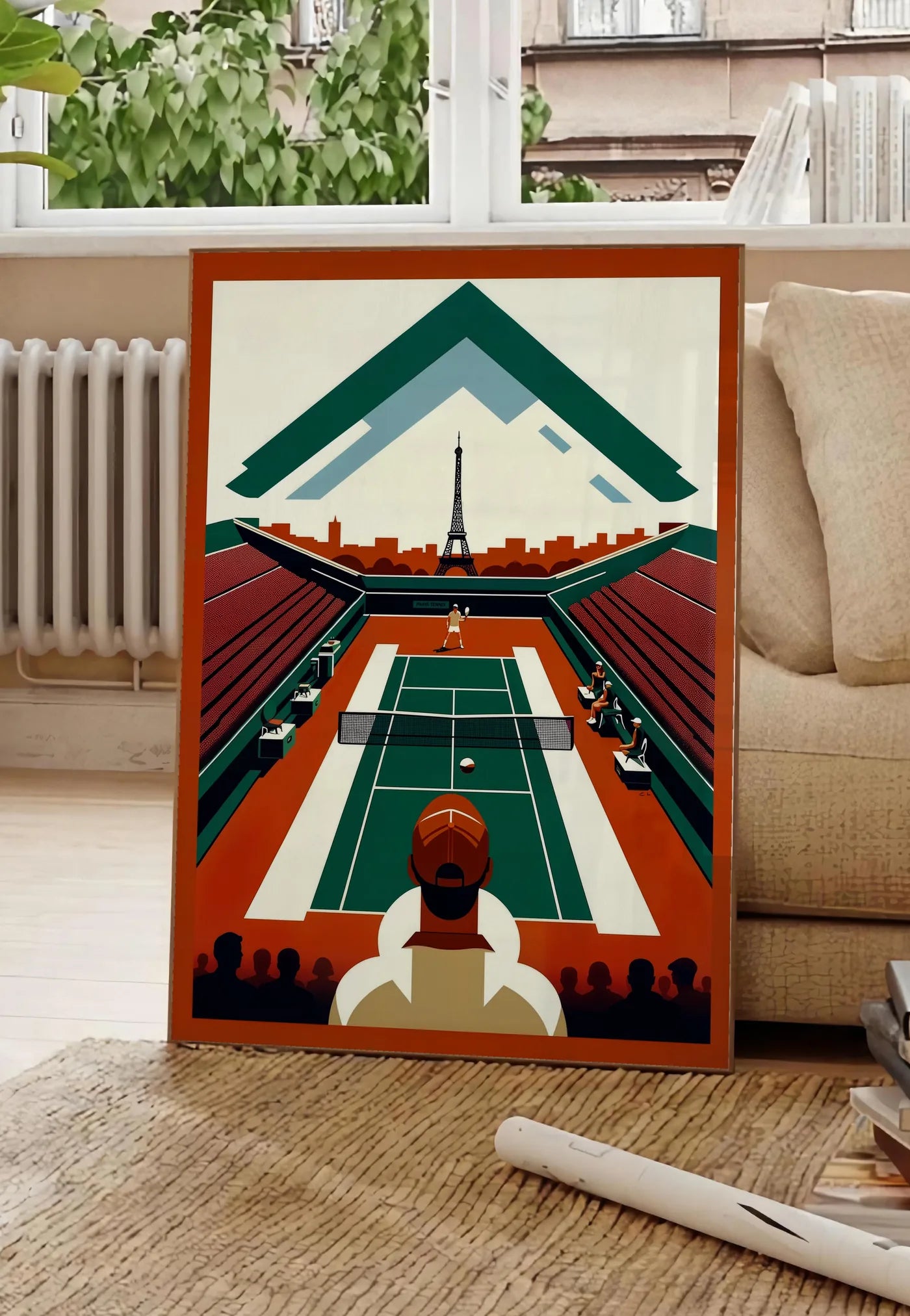 Poster court de tennis vu d'en haut et spectateur, posee au sol dans un salon parisien, devant une grande fenetre donnant sur un immeuble haussmannien, entre un ficus et un canape creme