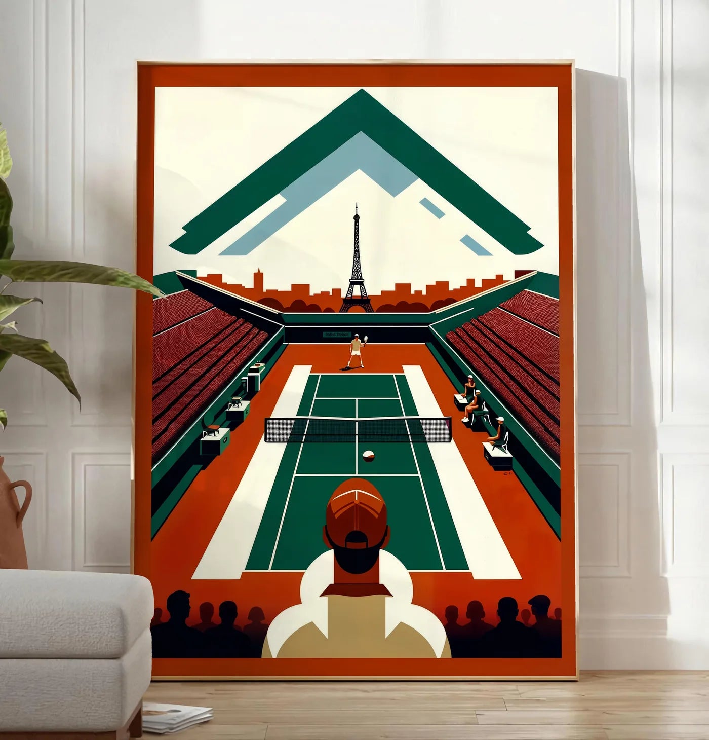 Reproduction court de tennis vu d'en haut et spectateur, posee au sol dans un salon minimaliste clair, a cote d'un canape beige et d'une plante verte, sur un parquet clair
