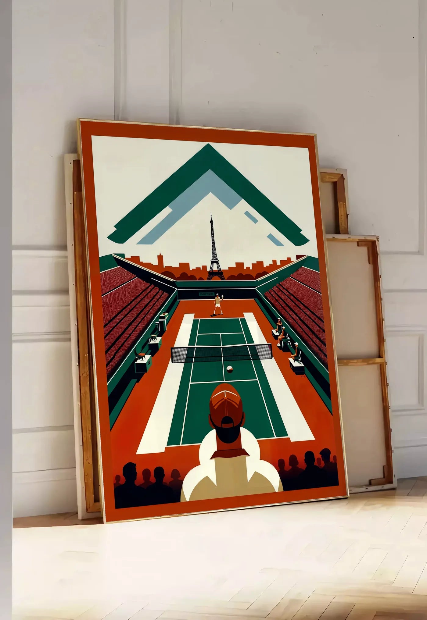 Tirage encadrable court de tennis vu d'en haut et spectateur, posee au sol dans une entree lumineuse, contre un mur a panneaux blancs, a cote de chassis en bois empiles