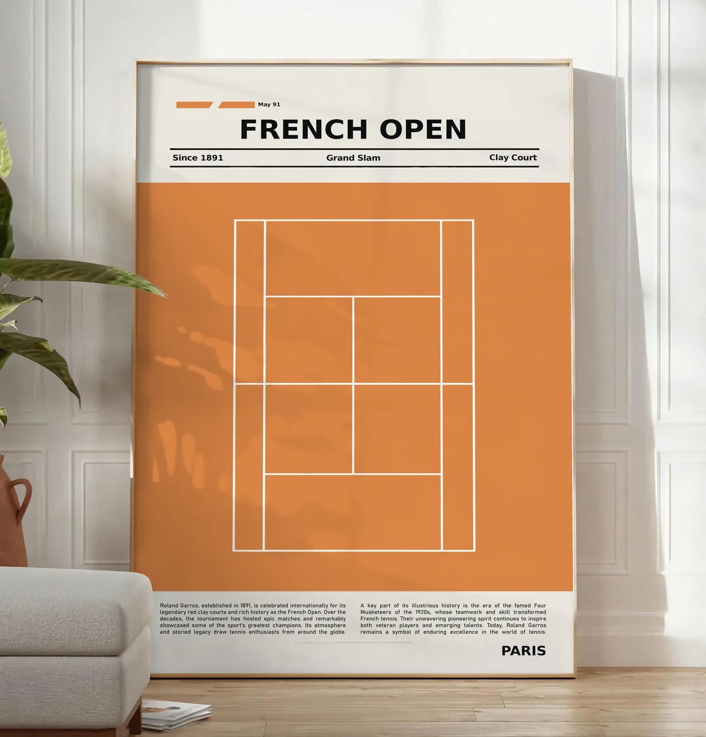 Reproduction court de tennis stylisé en terre battue avec titre FRENCH OPEN, posee au sol dans un salon minimaliste clair, a cote d'un canape beige et d'une plante verte, sur un parquet clair