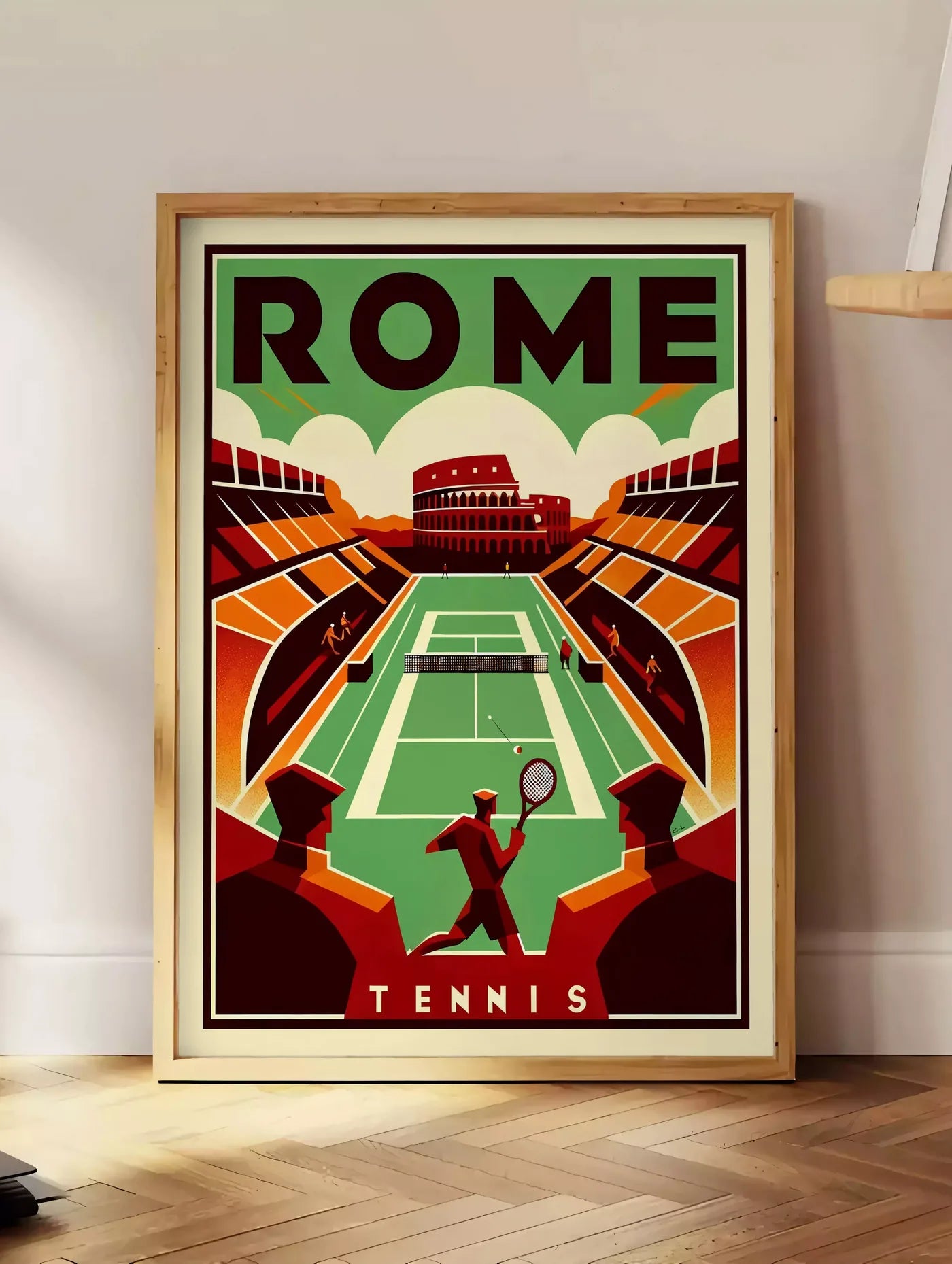 Estampe joueur de tennis et court vert devant le Colisee, posee au sol dans un coin salon, sur un parquet a chevrons, pres d'une table d'appoint en chene chargee de livres