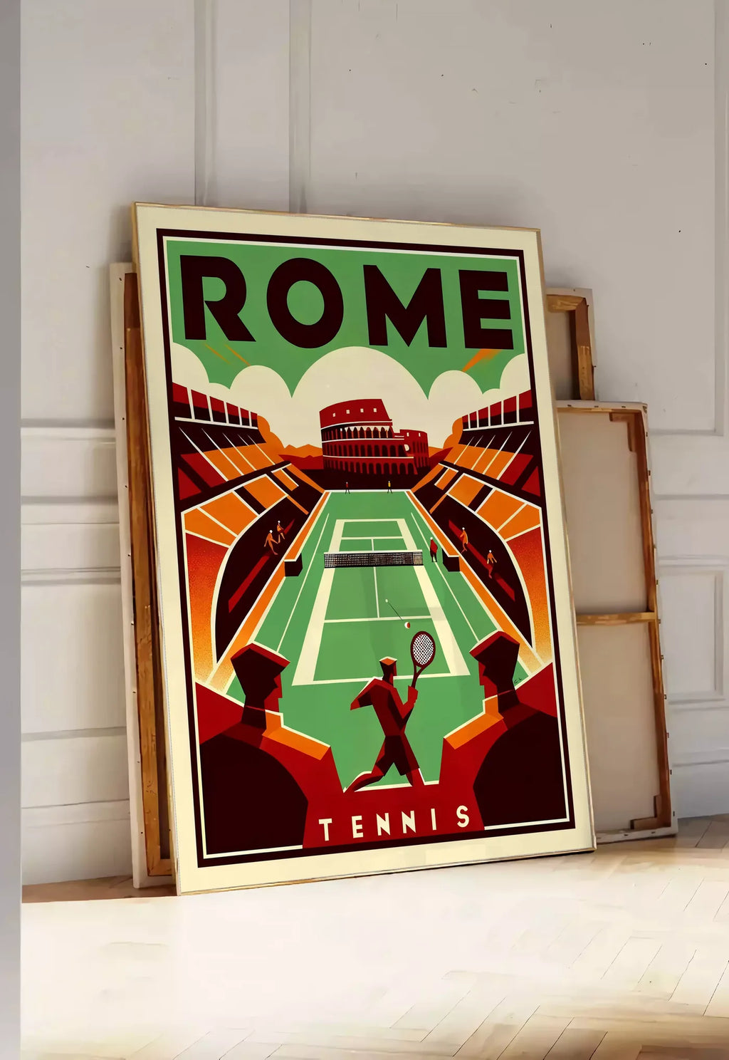 Tirage encadrable joueur de tennis et court vert devant le Colisee, posee au sol dans une entree lumineuse, contre un mur a panneaux blancs, a cote de chassis en bois empiles