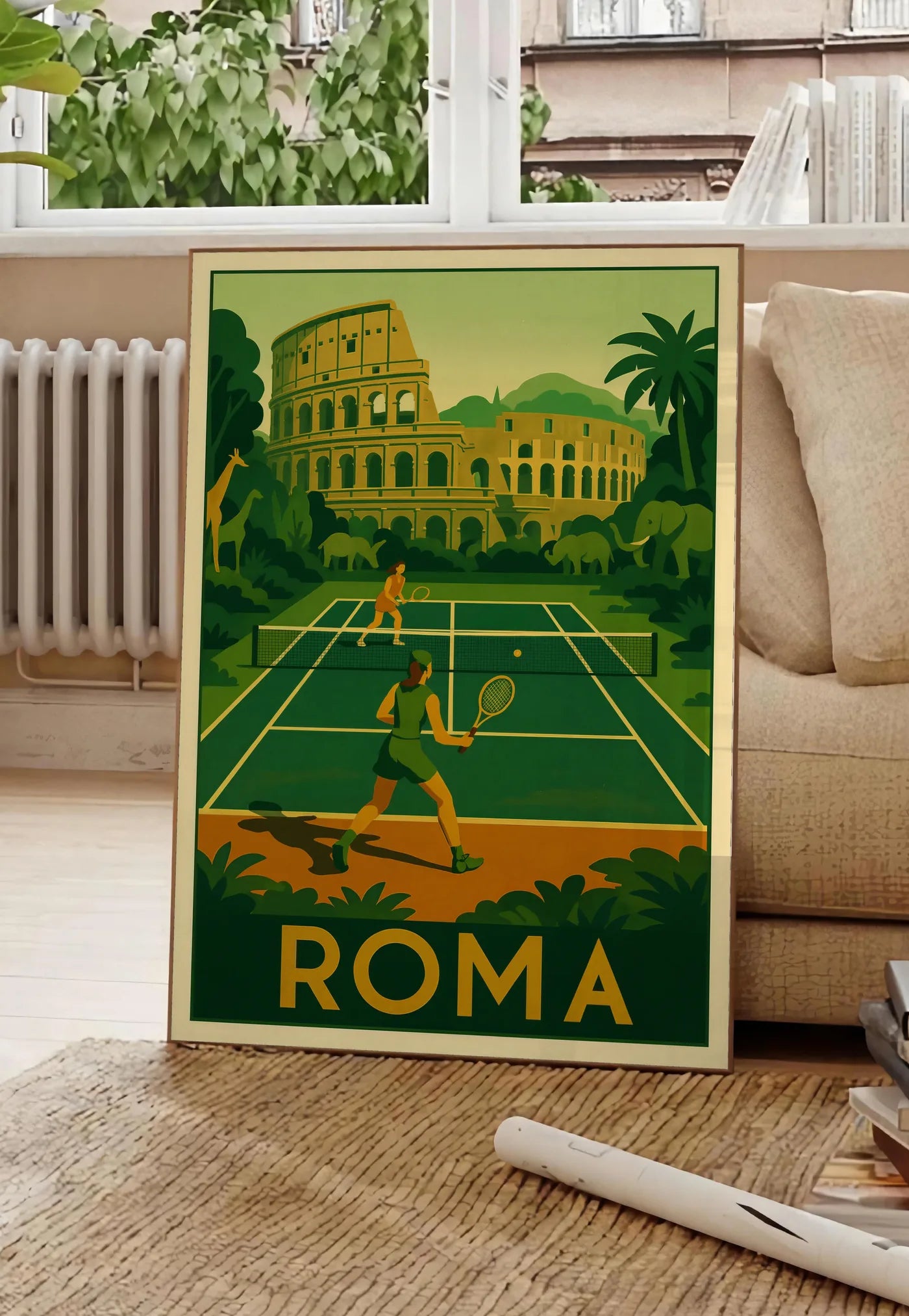 Poster deux joueurs de tennis, posee au sol dans un salon parisien, devant une grande fenetre donnant sur un immeuble haussmannien, entre un ficus et un canape creme