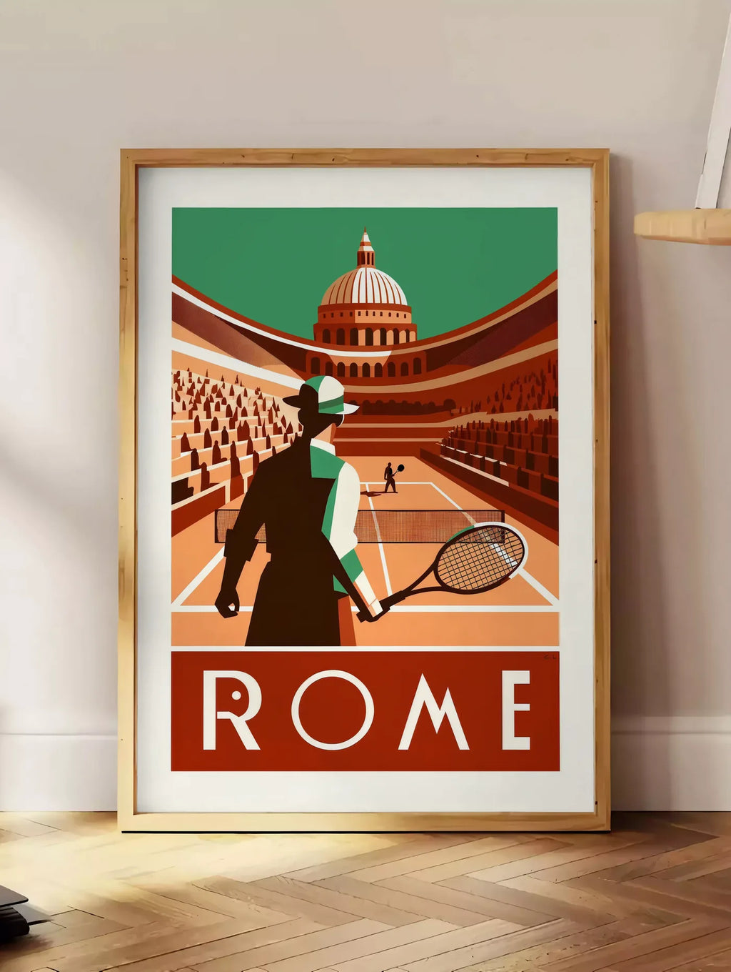 Estampe joueur de tennis de dos et grande coupole, posee au sol dans un coin salon, sur un parquet a chevrons, pres d'une table d'appoint en chene chargee de livres
