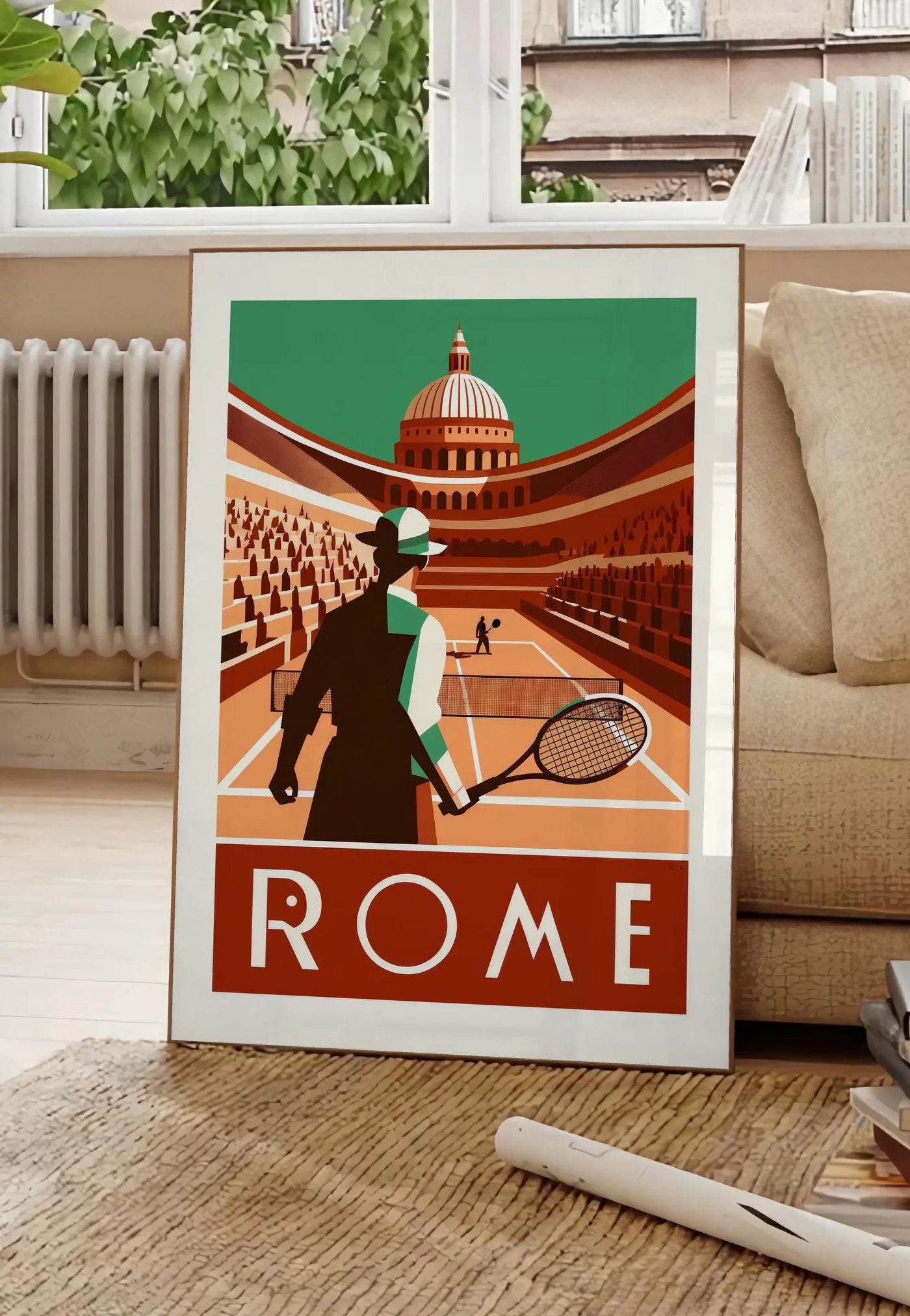 Poster joueur de tennis de dos et grande coupole, posee au sol dans un salon parisien, devant une grande fenetre donnant sur un immeuble haussmannien, entre un ficus et un canape creme