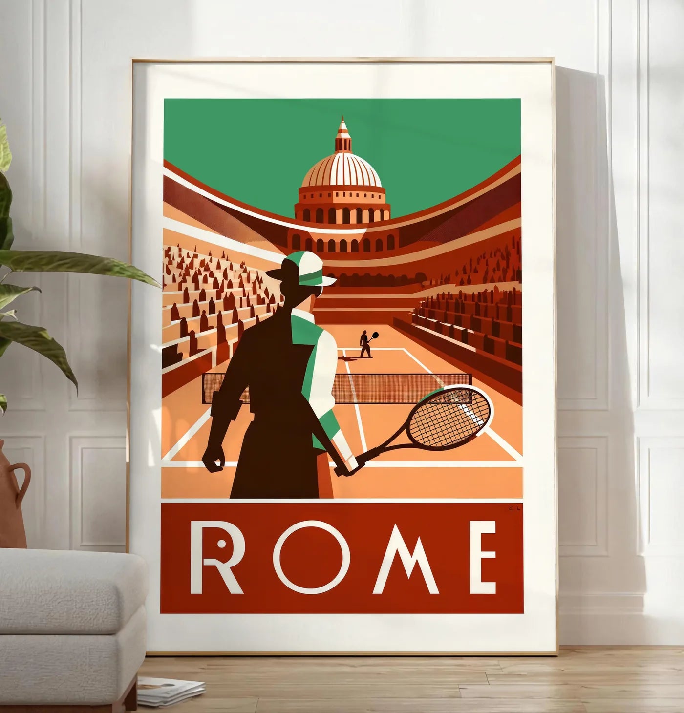 Reproduction joueur de tennis de dos et grande coupole, posee au sol dans un salon minimaliste clair, a cote d'un canape beige et d'une plante verte, sur un parquet clair