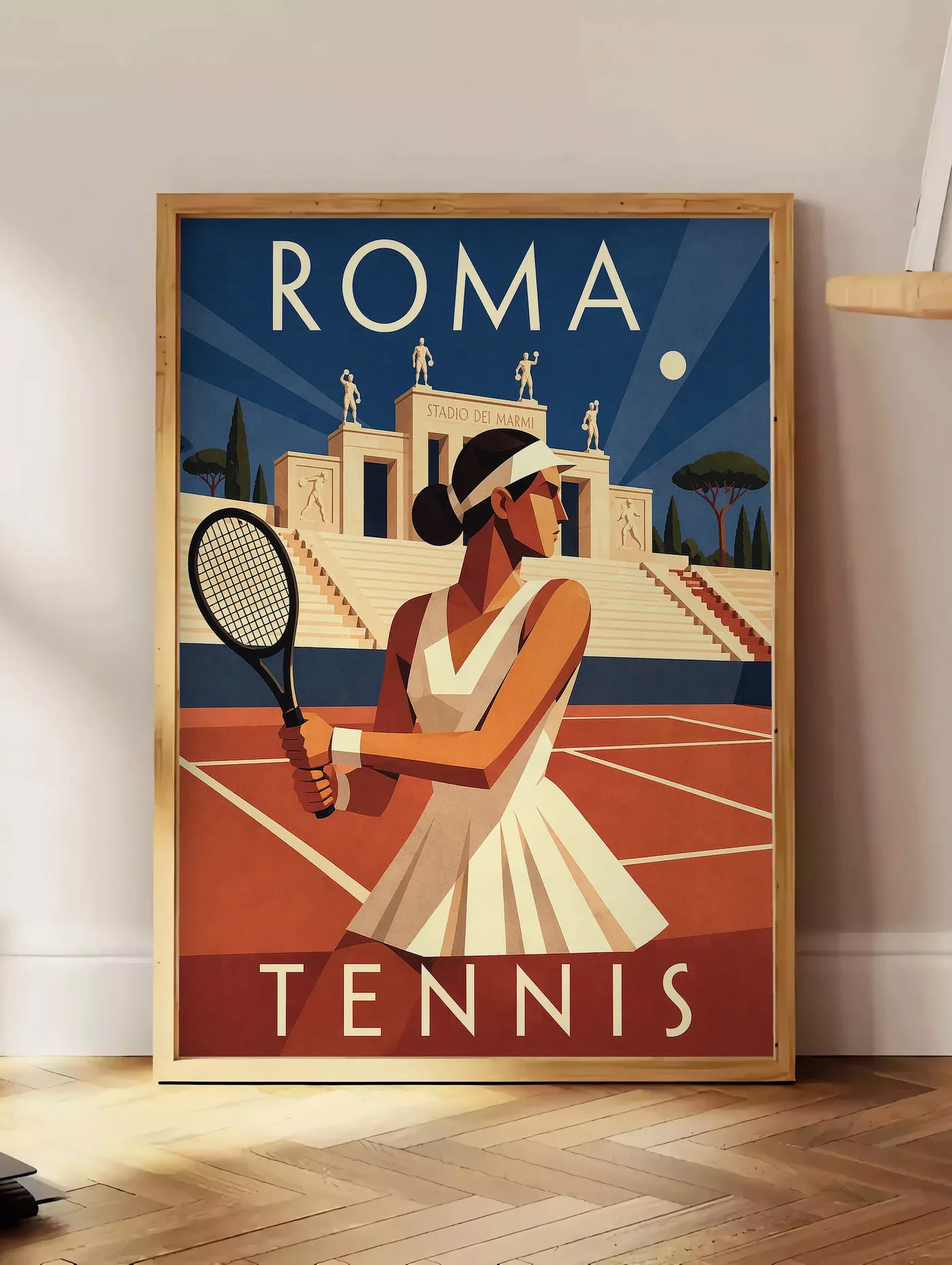 Estampe affiche tennis Rome nuit Art Deco, posee au sol dans un coin salon, sur un parquet a chevrons, pres d'une table d'appoint en chene chargee de livres
