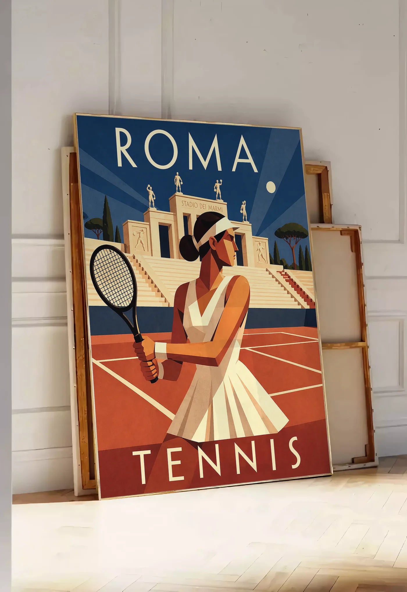 Tirage encadrable affiche tennis Rome nuit Art Deco, posee au sol dans une entree lumineuse, contre un mur a panneaux blancs, a cote de chassis en bois empiles