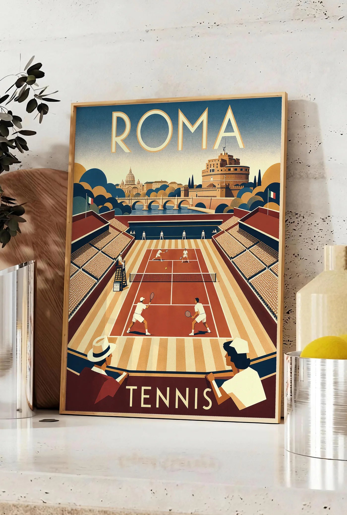 Affiche affiche tennis Rome panorama Art Deco, posee sur un plan de travail de cuisine en pierre claire, entre une branche d'eucalyptus en vase et un bocal de citrons