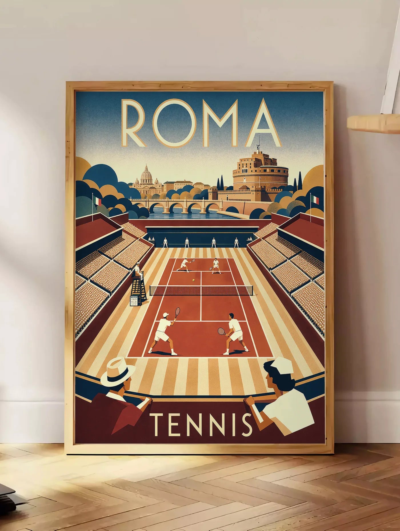 Estampe affiche tennis Rome panorama Art Deco, posee au sol dans un coin salon, sur un parquet a chevrons, pres d'une table d'appoint en chene chargee de livres