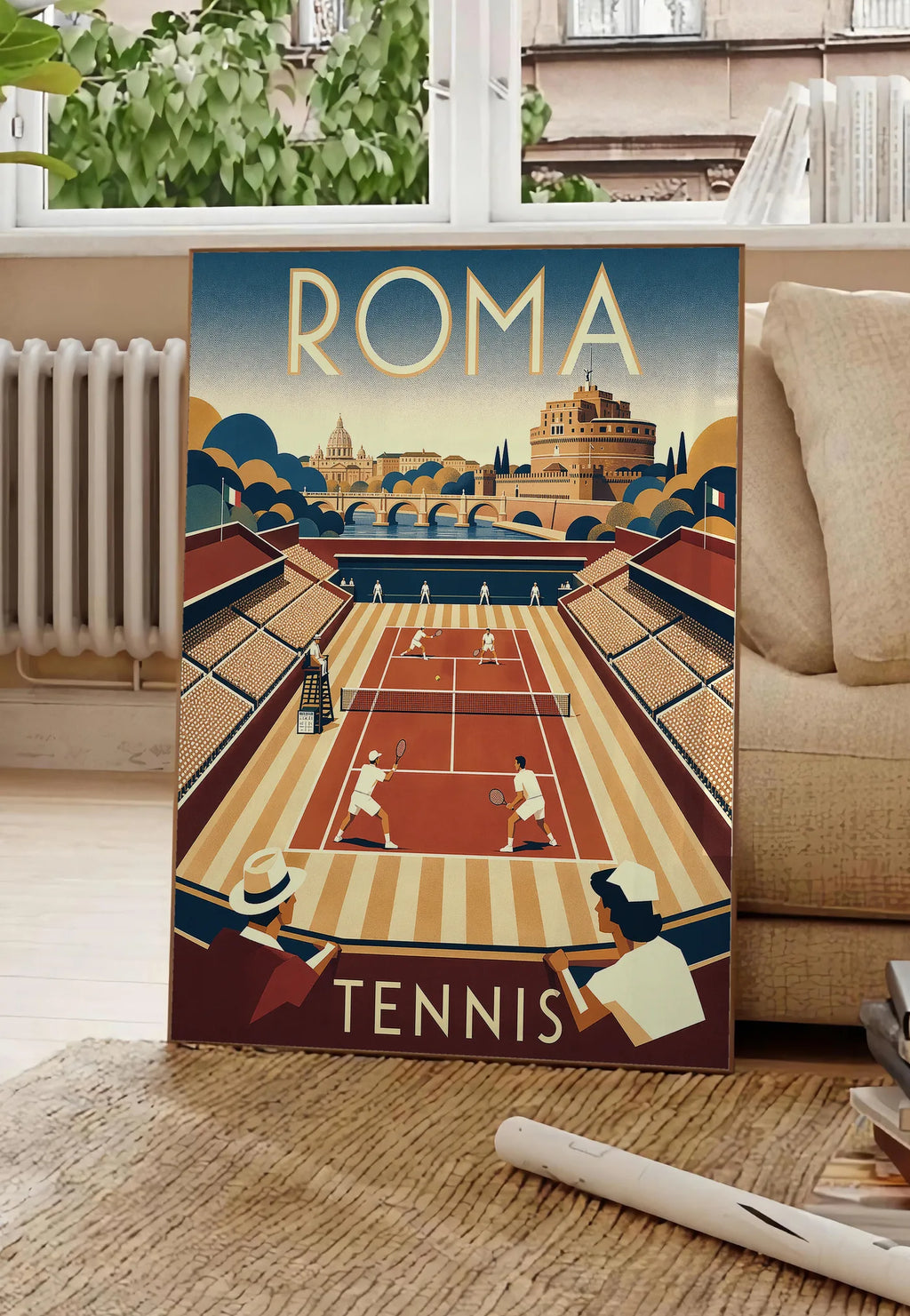 Poster affiche tennis Rome panorama Art Deco, posee au sol dans un salon parisien, devant une grande fenetre donnant sur un immeuble haussmannien, entre un ficus et un canape creme