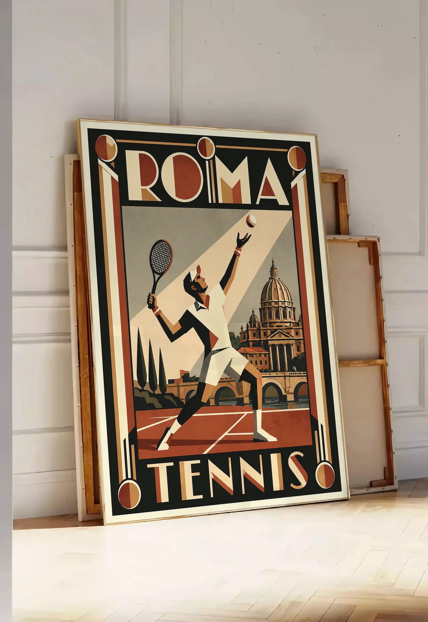 Tirage encadrable affiche tennis Rome Art Deco, posee au sol dans une entree lumineuse, contre un mur a panneaux blancs, a cote de chassis en bois empiles